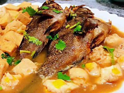 鵪鶉蛋豆腐燉黑魚的做法-咸鮮味燉菜譜