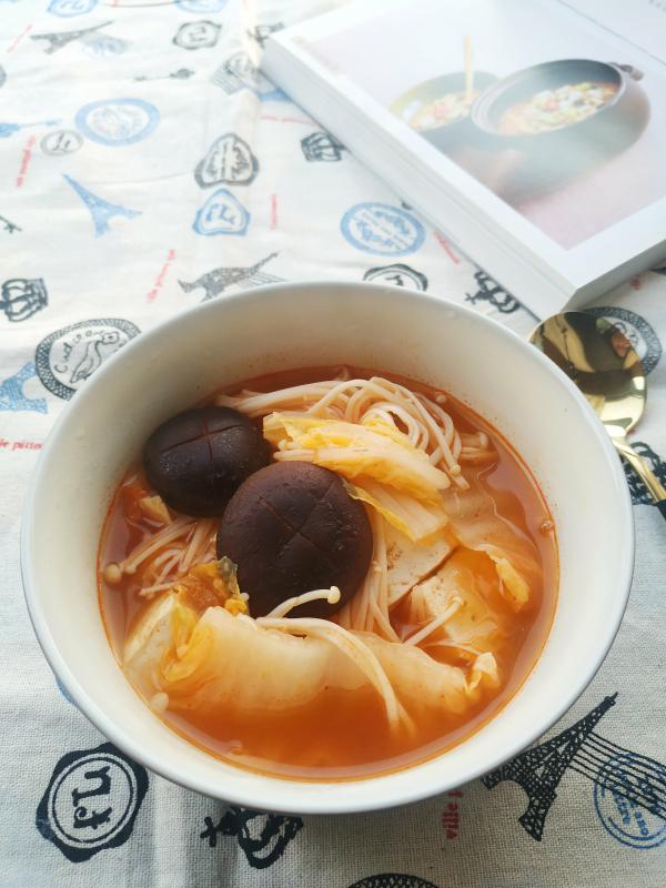 關(guān)東煮也可以這樣做，好吃不胖冬日暖暖の番茄素什錦暖鍋的做法-茄汁味煮菜譜