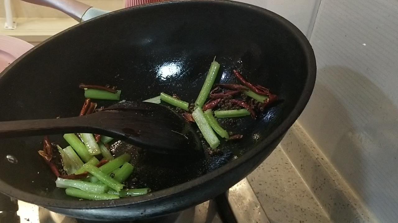 香辣油滋啦的做法-咸鮮味炒菜譜-易網(wǎng)健康養(yǎng)生網(wǎng) 香辣油滋啦的做法-咸鮮味炒菜譜