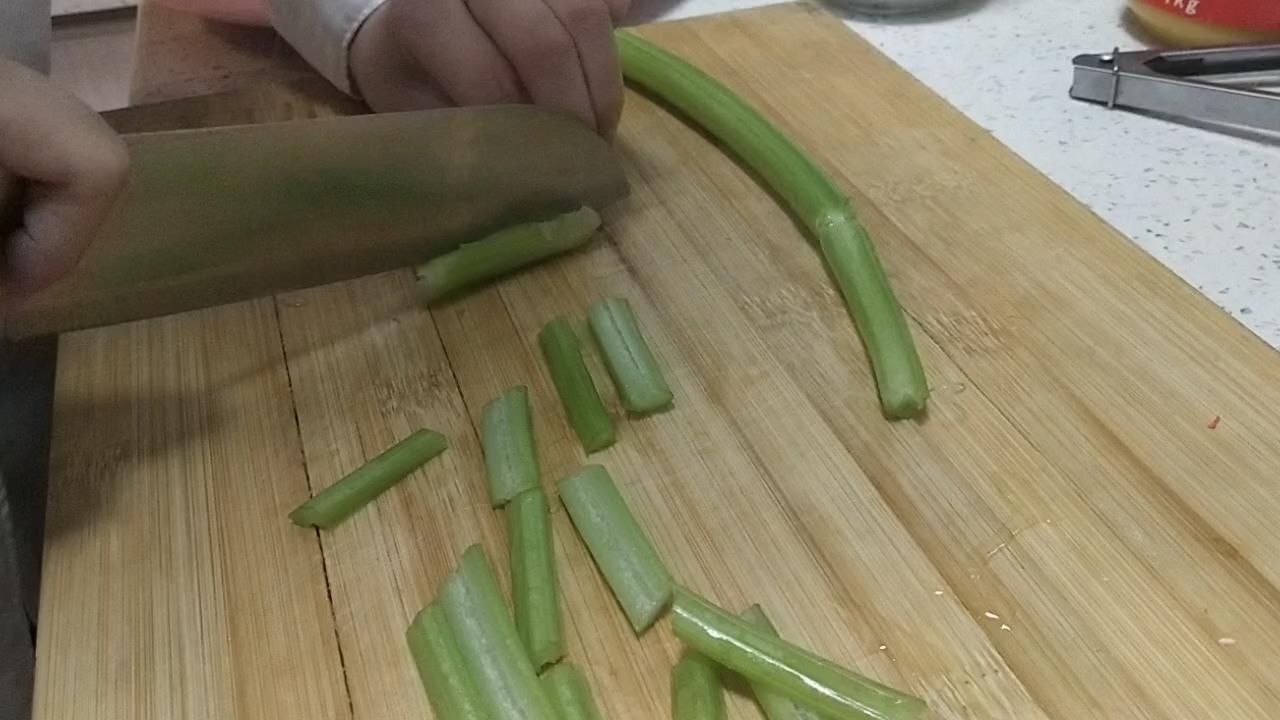 香辣油滋啦的做法-咸鮮味炒菜譜-易網(wǎng)健康養(yǎng)生網(wǎng) 香辣油滋啦的做法-咸鮮味炒菜譜