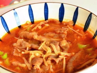 天冷了，來一碗熱騰騰的番茄金針肥牛呀的做法-酸甜味煮菜譜