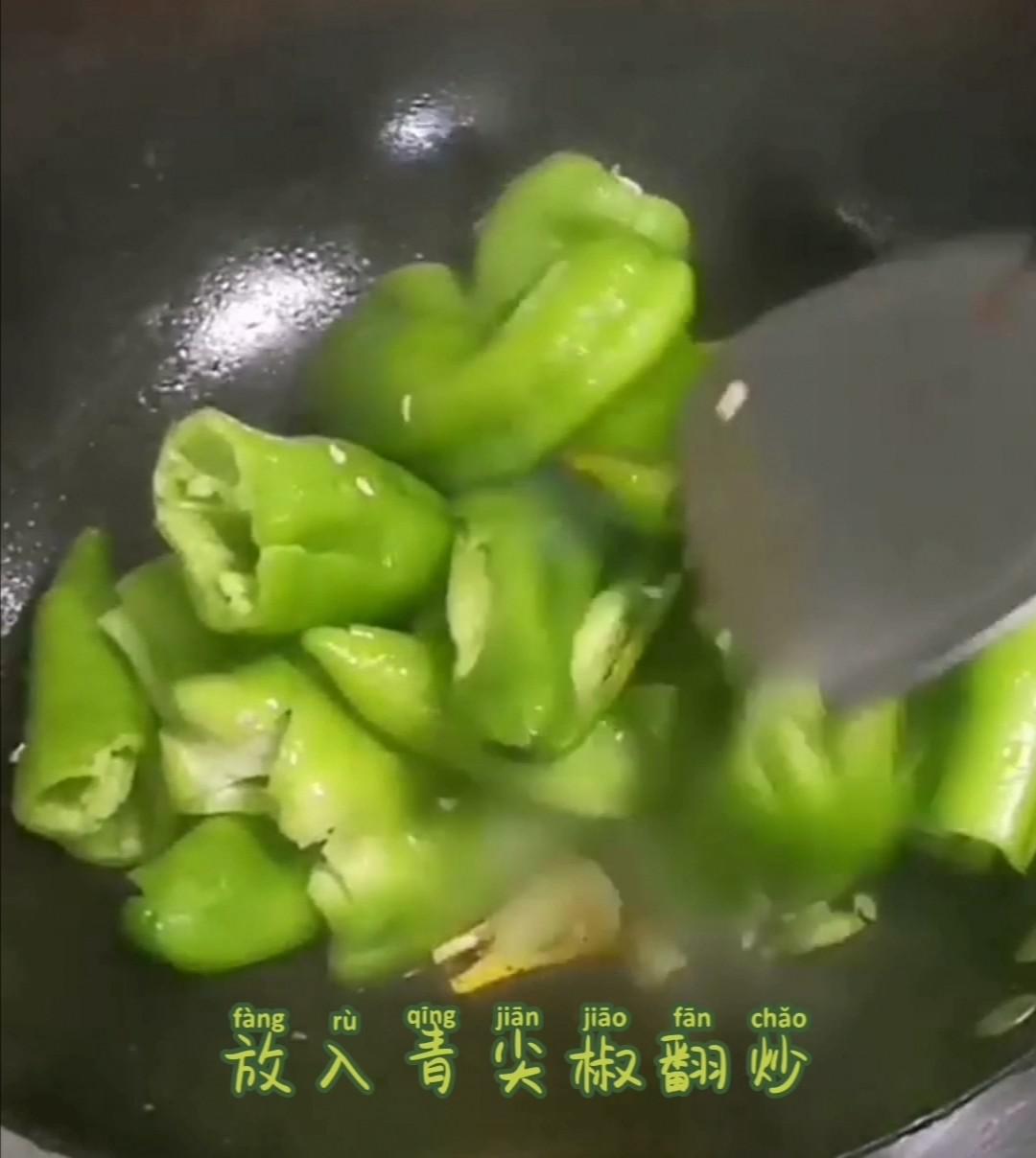 爆青椒的做法-家常味炒菜譜