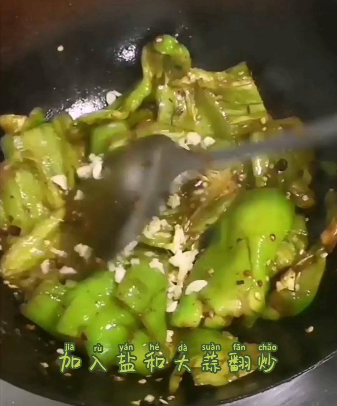 爆青椒的做法-家常味炒菜譜