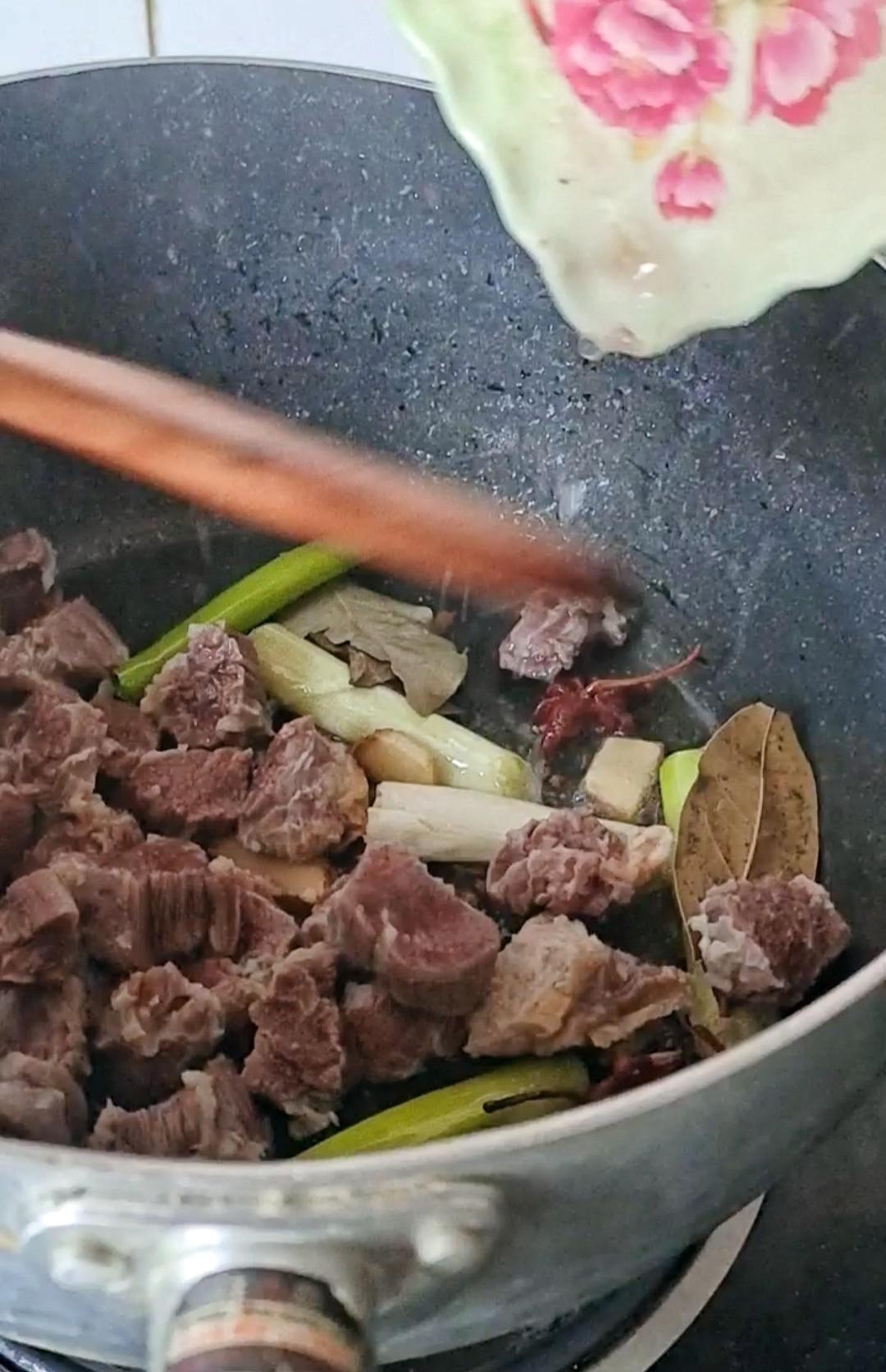 最家常的冬季暖鍋，百吃不厭~白菜粉條牛肉鍋的做法-咸鮮味煮菜譜