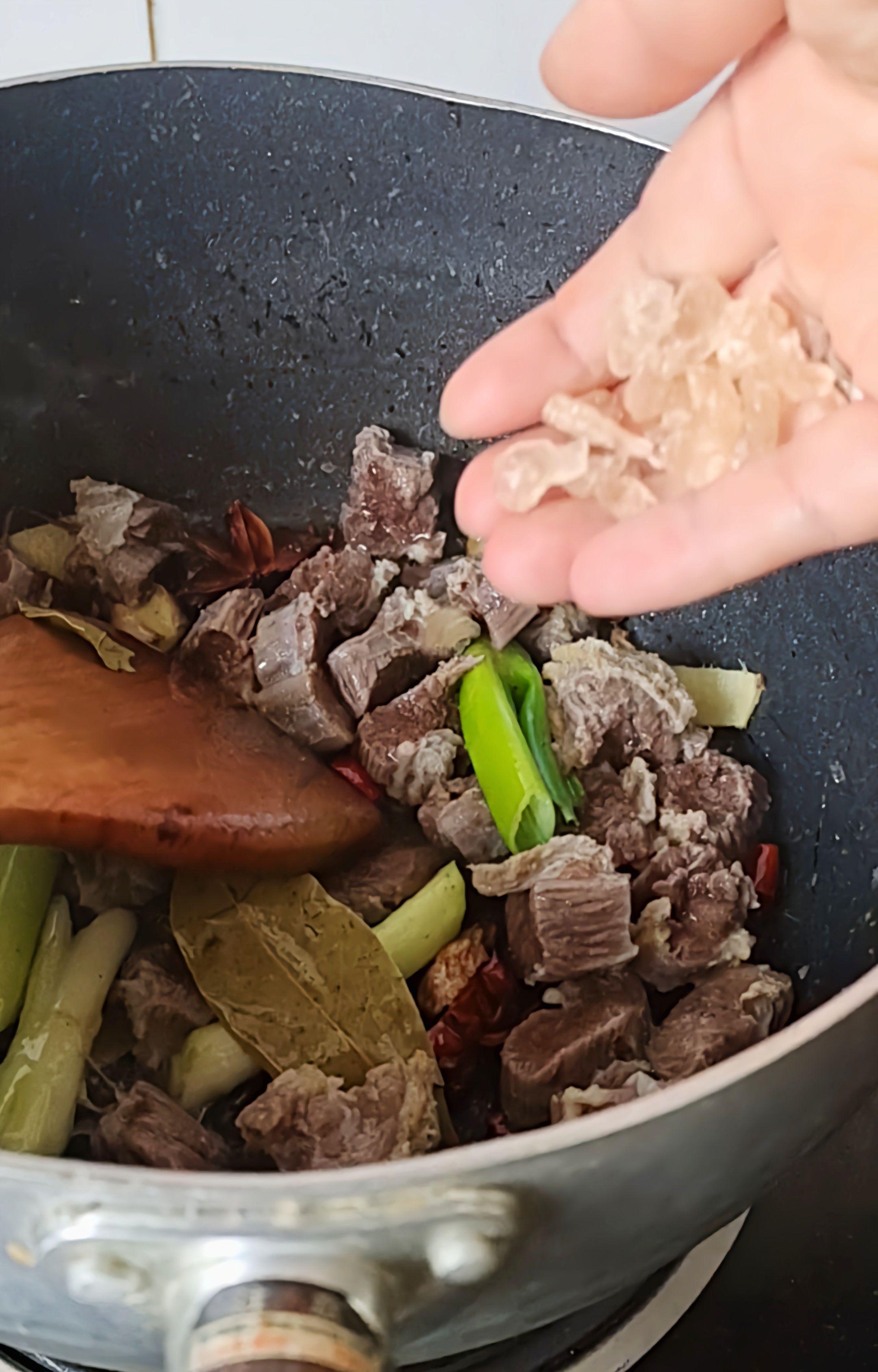 最家常的冬季暖鍋，百吃不厭~白菜粉條牛肉鍋的做法-咸鮮味煮菜譜