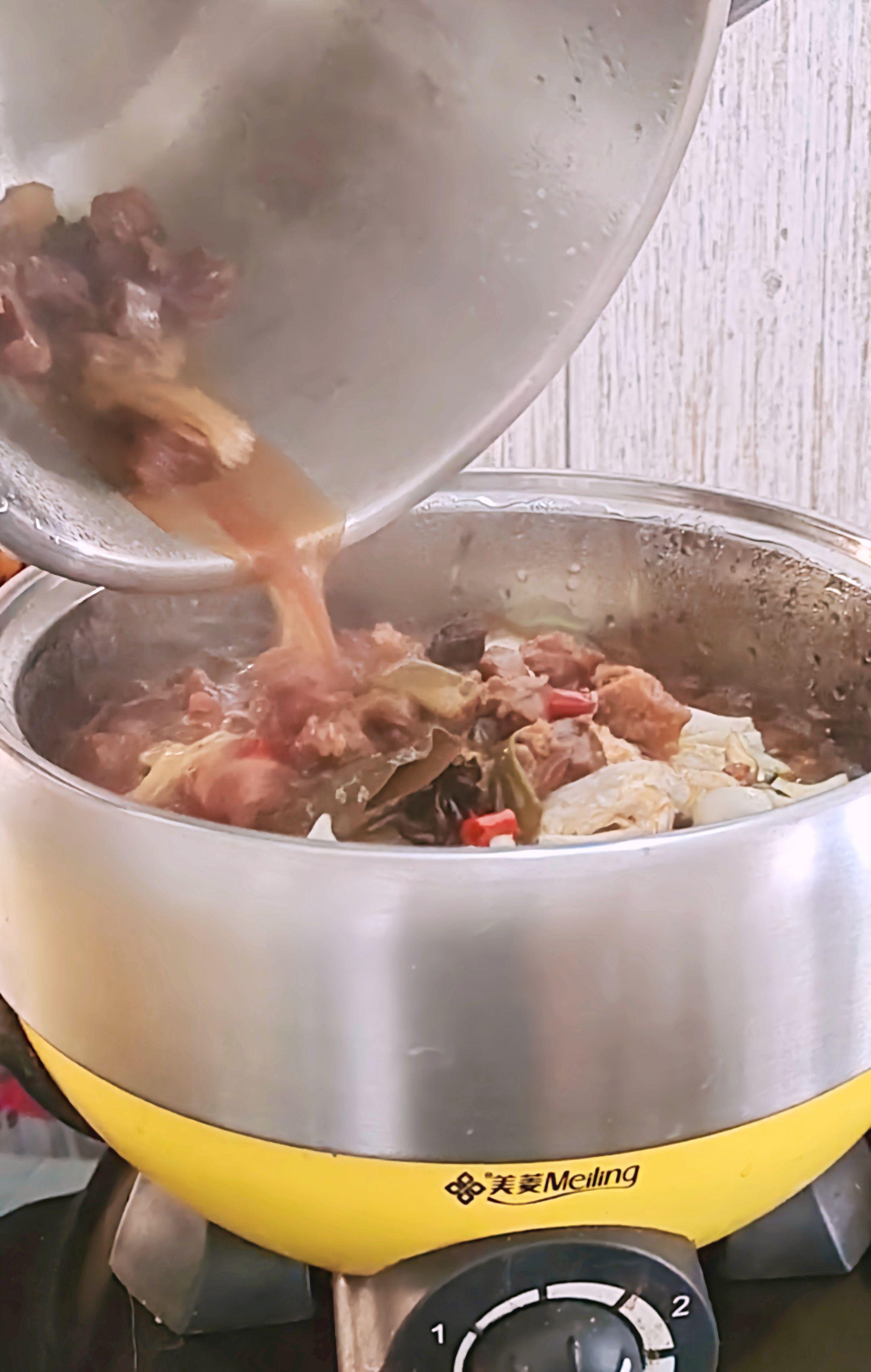 最家常的冬季暖鍋，百吃不厭~白菜粉條牛肉鍋的做法-咸鮮味煮菜譜