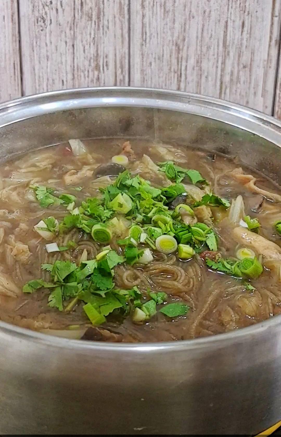 最家常的冬季暖鍋，百吃不厭~白菜粉條牛肉鍋的做法-咸鮮味煮菜譜