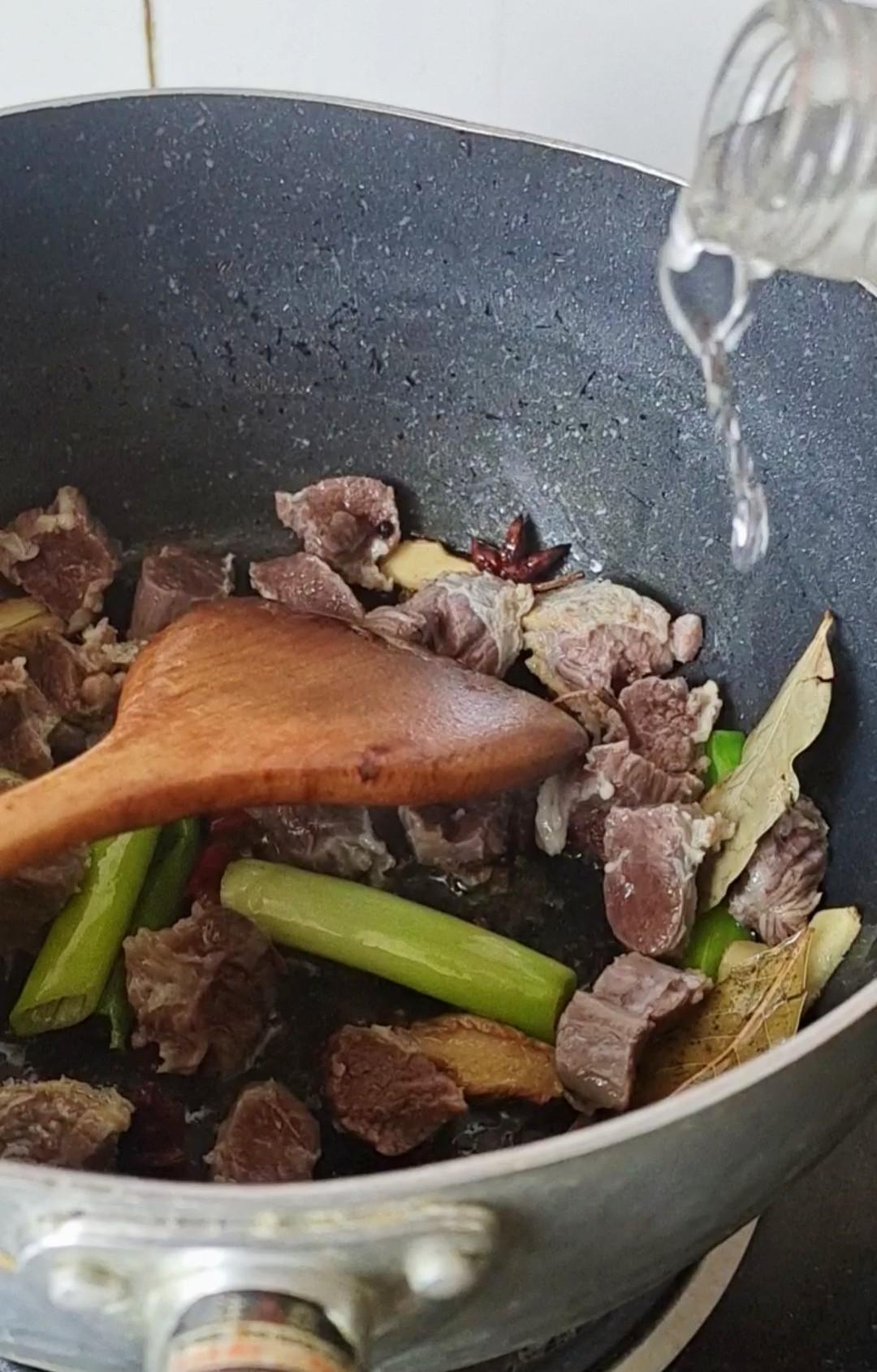 最家常的冬季暖鍋，百吃不厭~白菜粉條牛肉鍋的做法-咸鮮味煮菜譜