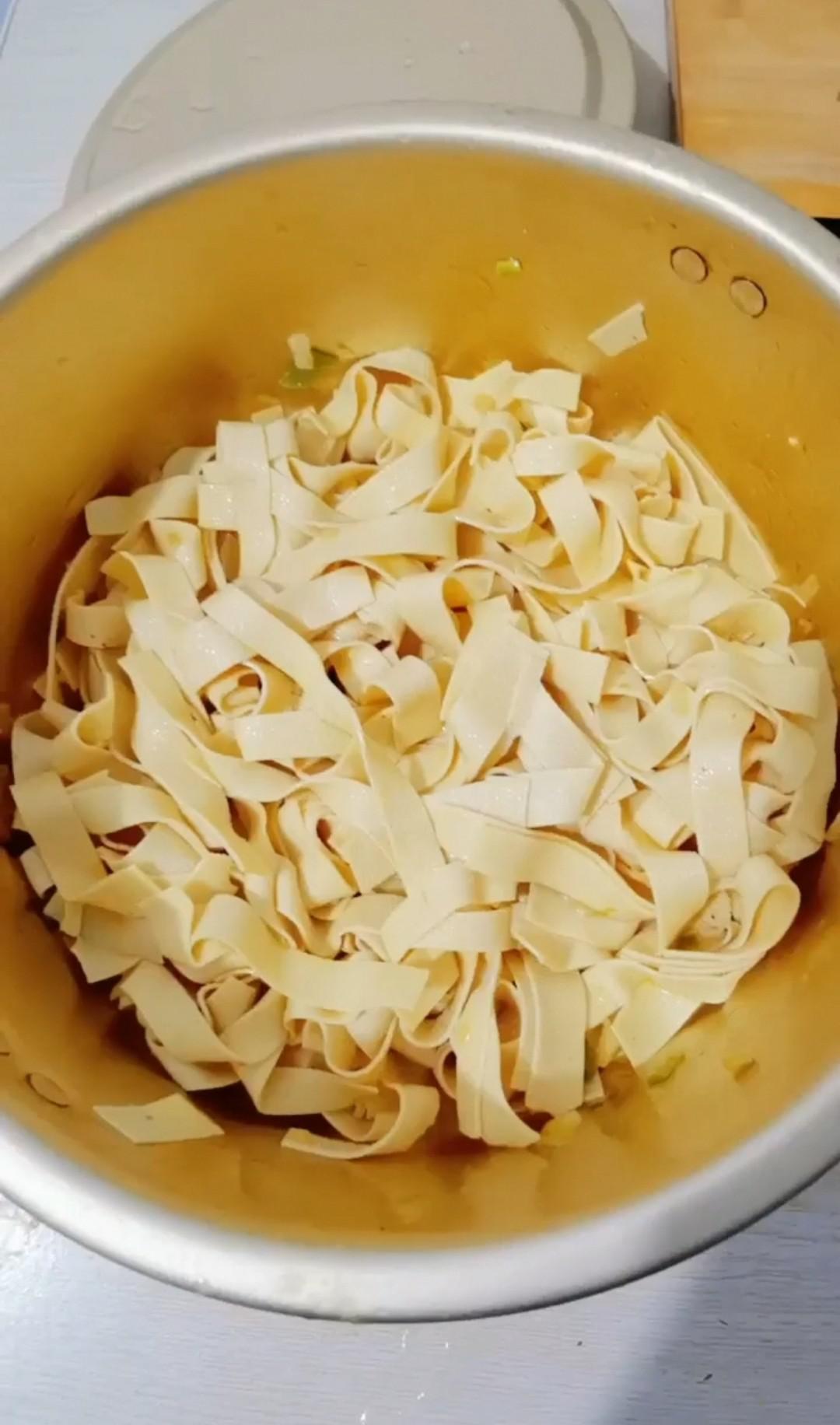 干豆腐炒韭菜的做法-咸鮮味炒菜譜-易網(wǎng)健康養(yǎng)生網(wǎng) 干豆腐炒韭菜的做法-咸鮮味炒菜譜