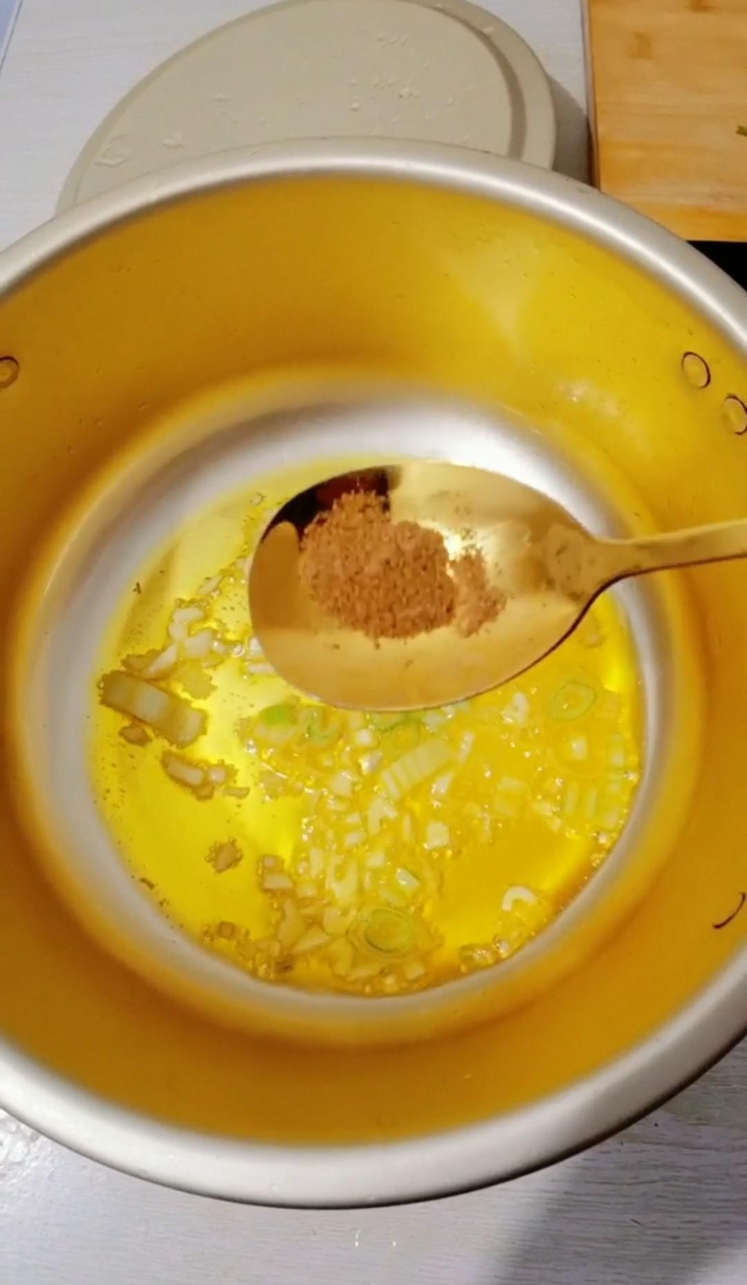 干豆腐炒韭菜的做法-咸鮮味炒菜譜-易網(wǎng)健康養(yǎng)生網(wǎng) 干豆腐炒韭菜的做法-咸鮮味炒菜譜