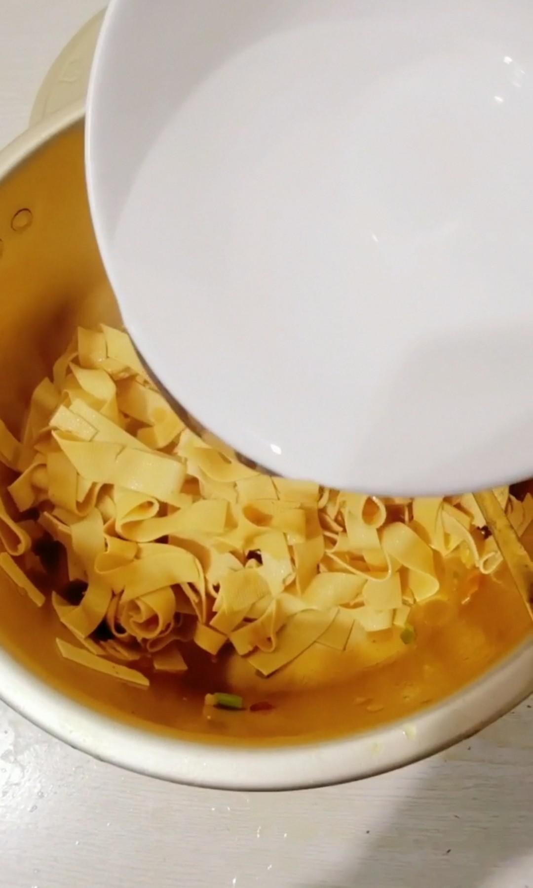 干豆腐炒韭菜的做法-咸鮮味炒菜譜-易網(wǎng)健康養(yǎng)生網(wǎng) 干豆腐炒韭菜的做法-咸鮮味炒菜譜