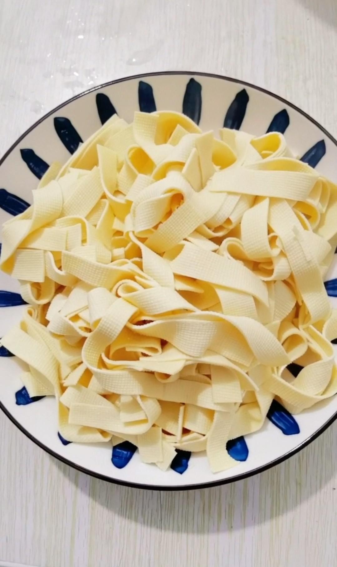 干豆腐炒韭菜的做法-咸鮮味炒菜譜-易網(wǎng)健康養(yǎng)生網(wǎng) 干豆腐炒韭菜的做法-咸鮮味炒菜譜