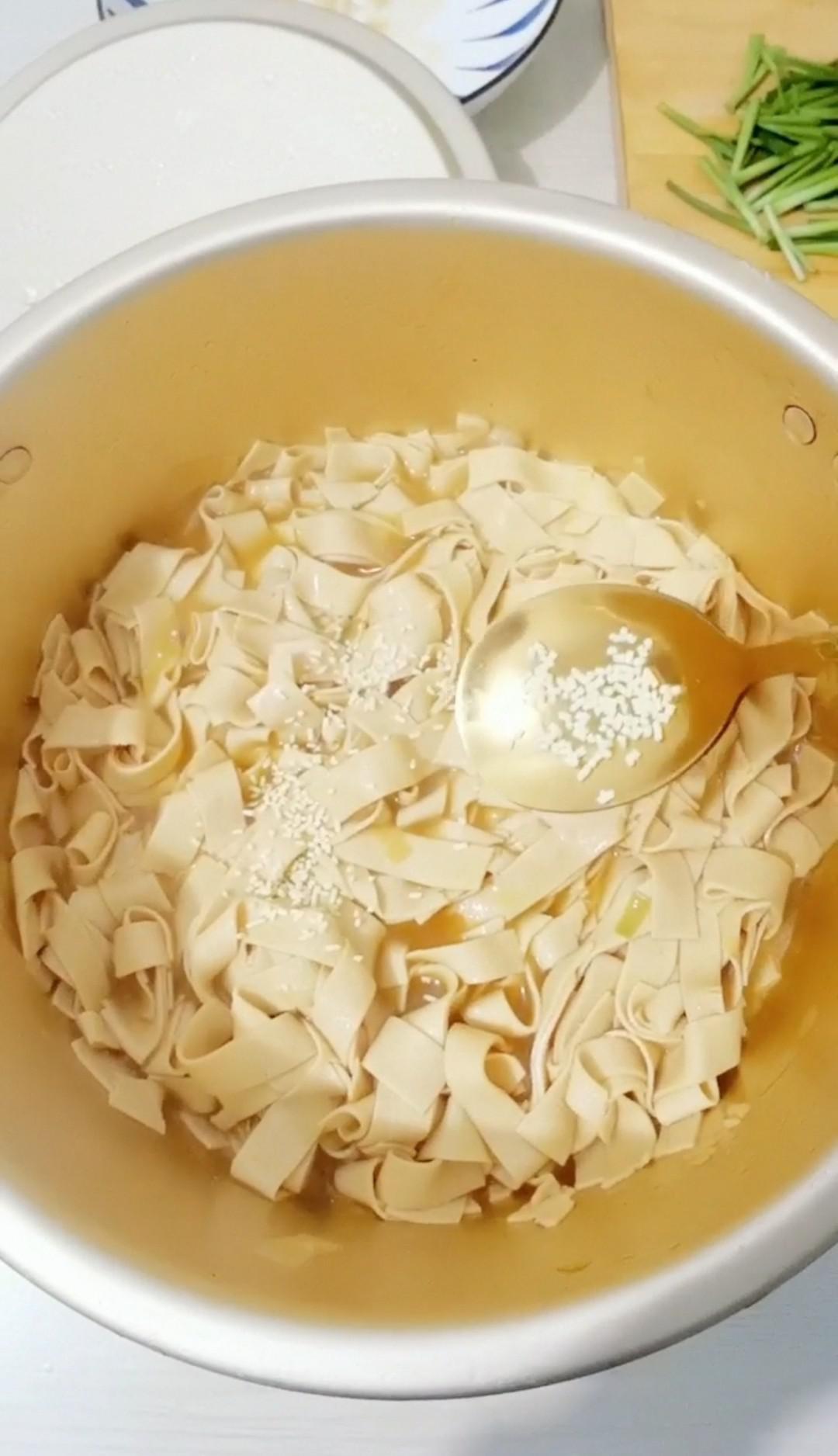 干豆腐炒韭菜的做法-咸鮮味炒菜譜-易網(wǎng)健康養(yǎng)生網(wǎng) 干豆腐炒韭菜的做法-咸鮮味炒菜譜