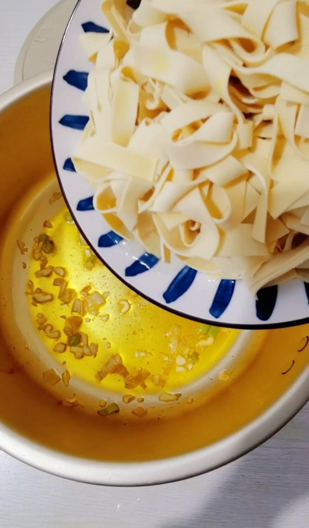 干豆腐炒韭菜的做法-咸鮮味炒菜譜-易網(wǎng)健康養(yǎng)生網(wǎng) 干豆腐炒韭菜的做法-咸鮮味炒菜譜