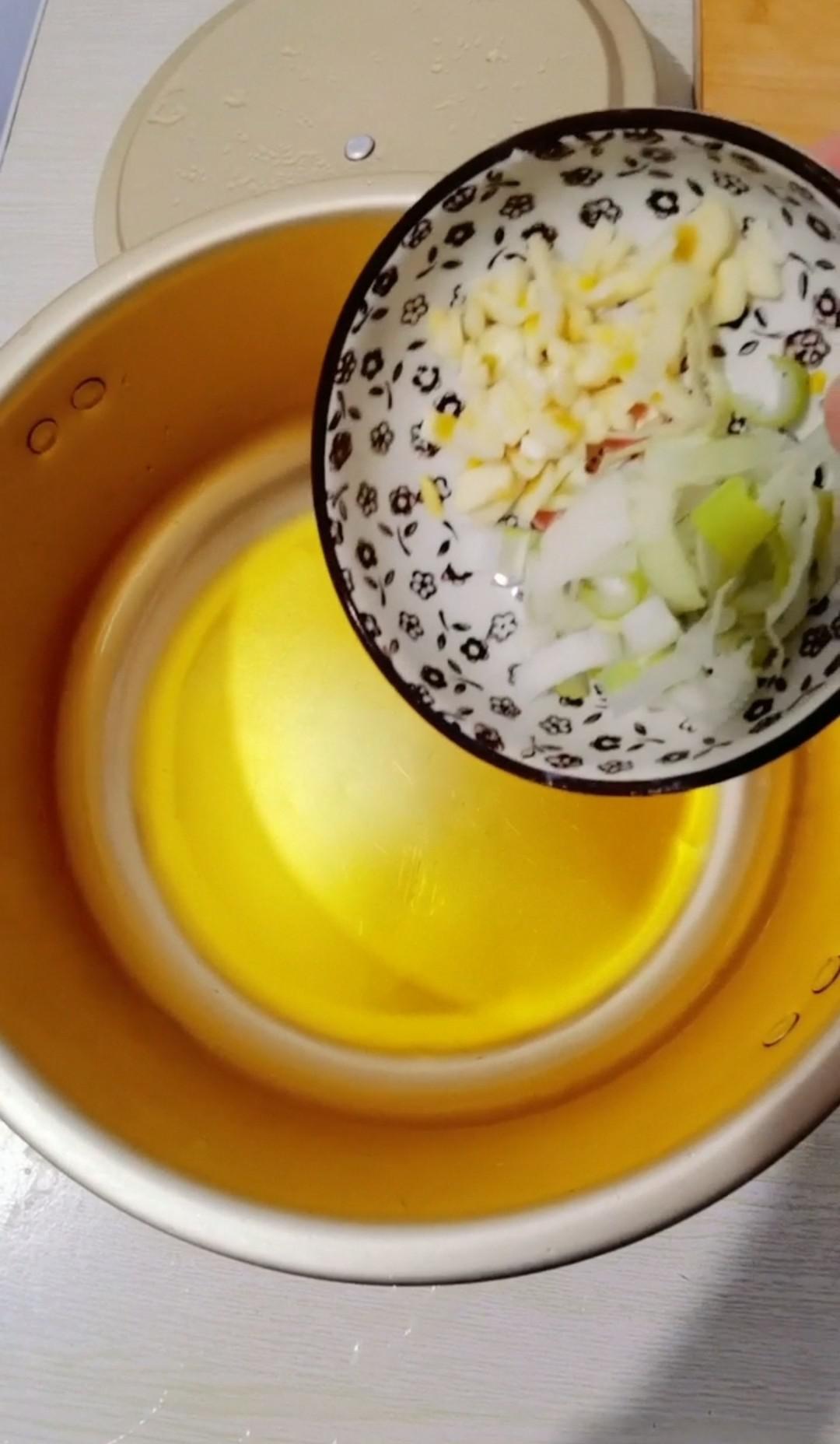 干豆腐炒韭菜的做法-咸鮮味炒菜譜-易網(wǎng)健康養(yǎng)生網(wǎng) 干豆腐炒韭菜的做法-咸鮮味炒菜譜