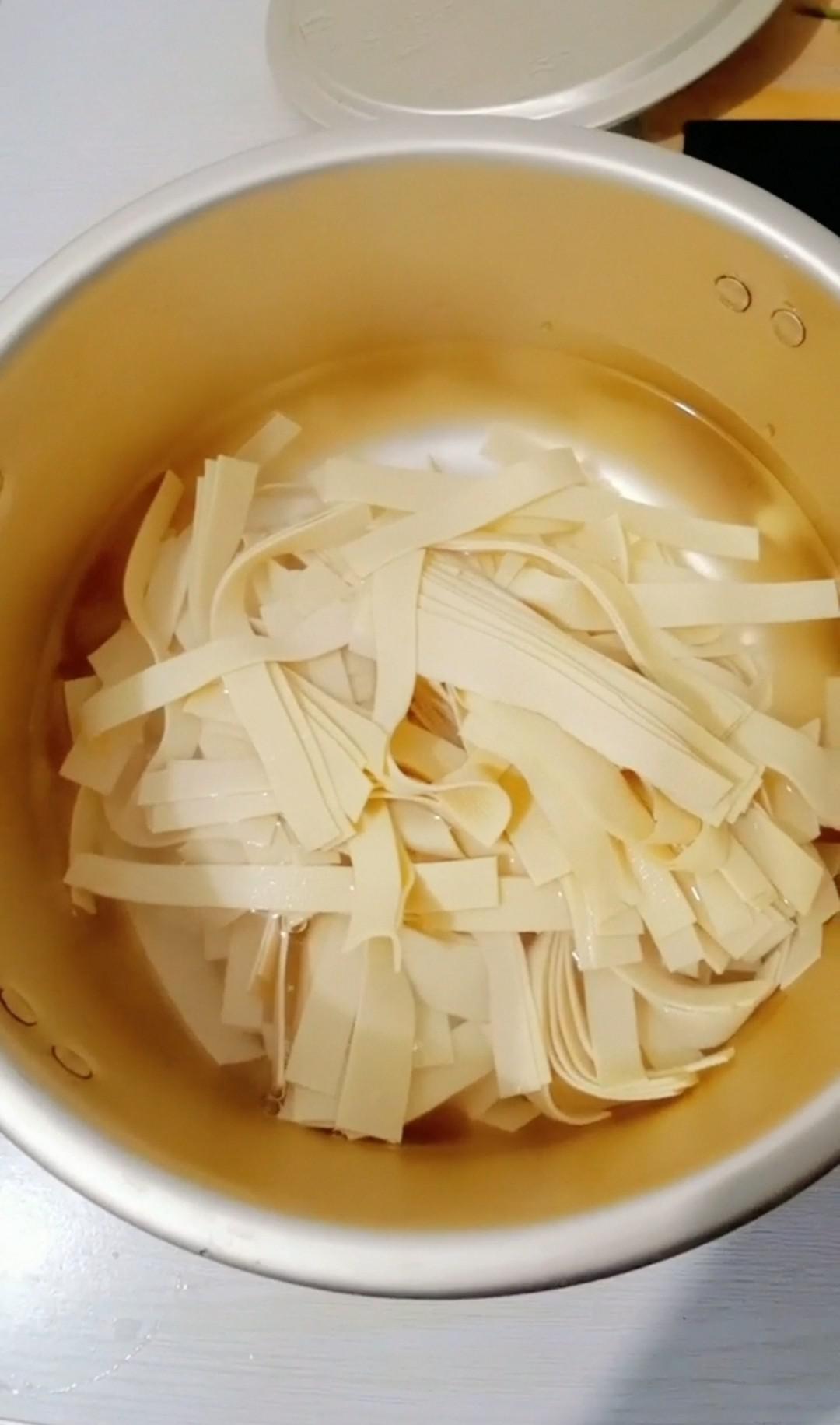 干豆腐炒韭菜的做法-咸鮮味炒菜譜-易網(wǎng)健康養(yǎng)生網(wǎng) 干豆腐炒韭菜的做法-咸鮮味炒菜譜