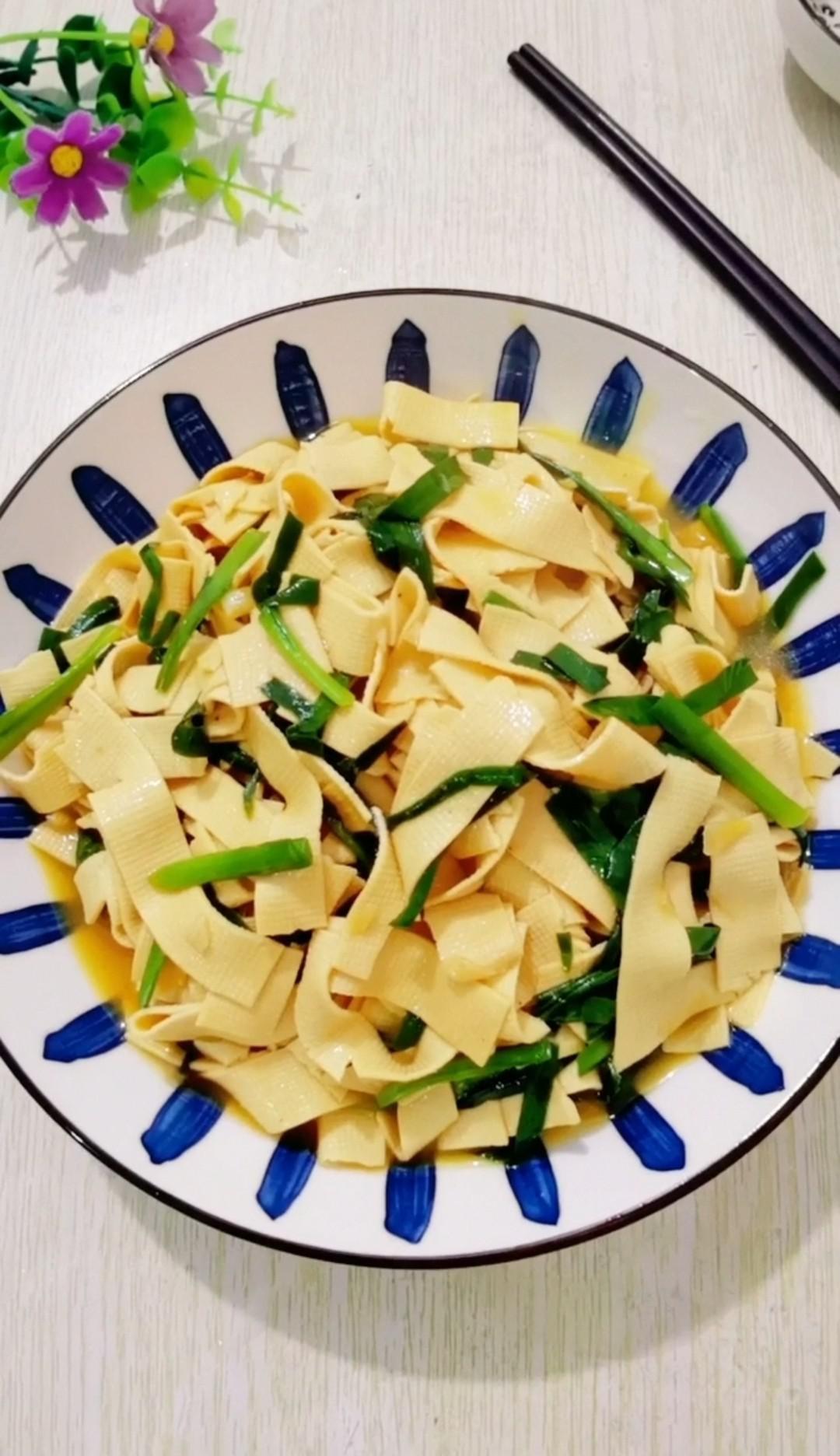 干豆腐炒韭菜的做法-咸鮮味炒菜譜-易網(wǎng)健康養(yǎng)生網(wǎng) 干豆腐炒韭菜的做法-咸鮮味炒菜譜