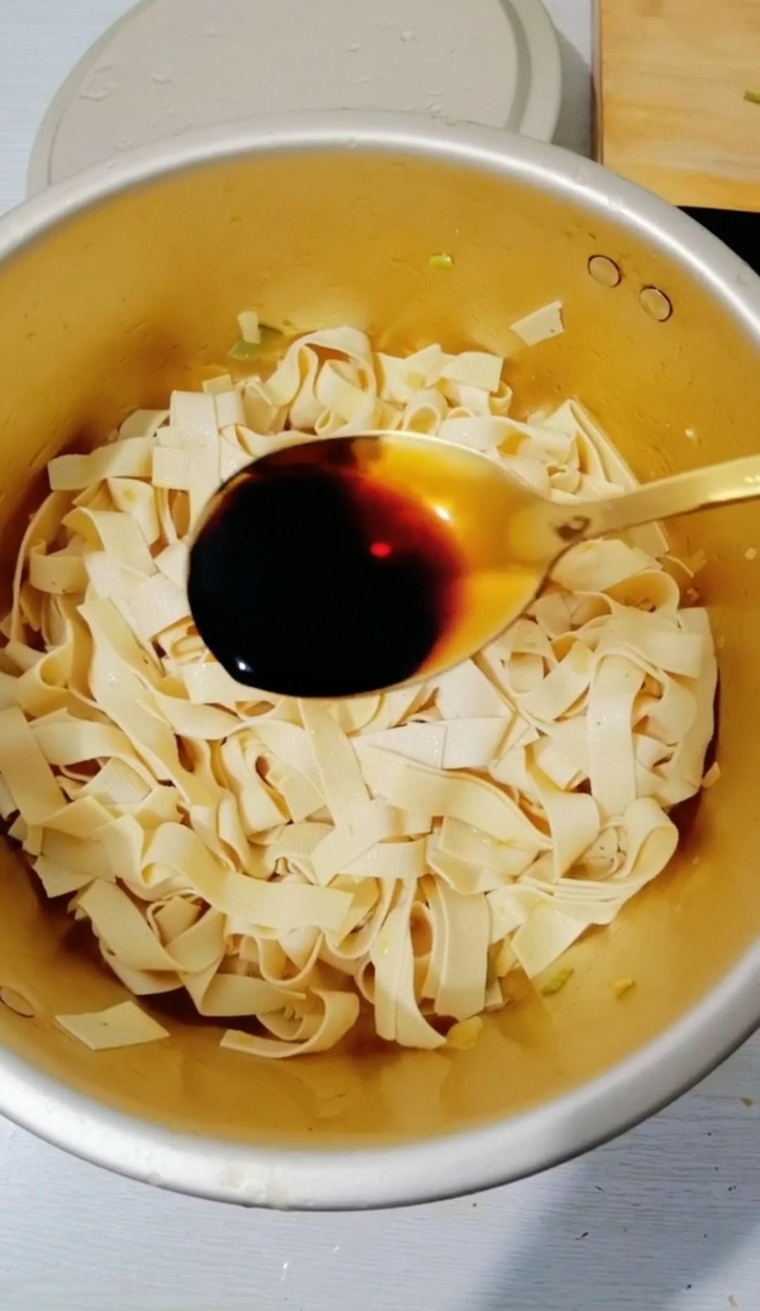 干豆腐炒韭菜的做法-咸鮮味炒菜譜-易網(wǎng)健康養(yǎng)生網(wǎng) 干豆腐炒韭菜的做法-咸鮮味炒菜譜