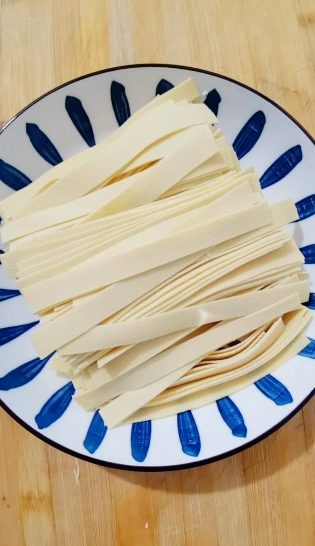 干豆腐炒韭菜的做法-咸鮮味炒菜譜-易網(wǎng)<a href=http://m.henggaotouzi.com/ target=_blank class=infotextkey>健康養(yǎng)生</a>網(wǎng) 干豆腐炒韭菜的做法-咸鮮味炒菜譜