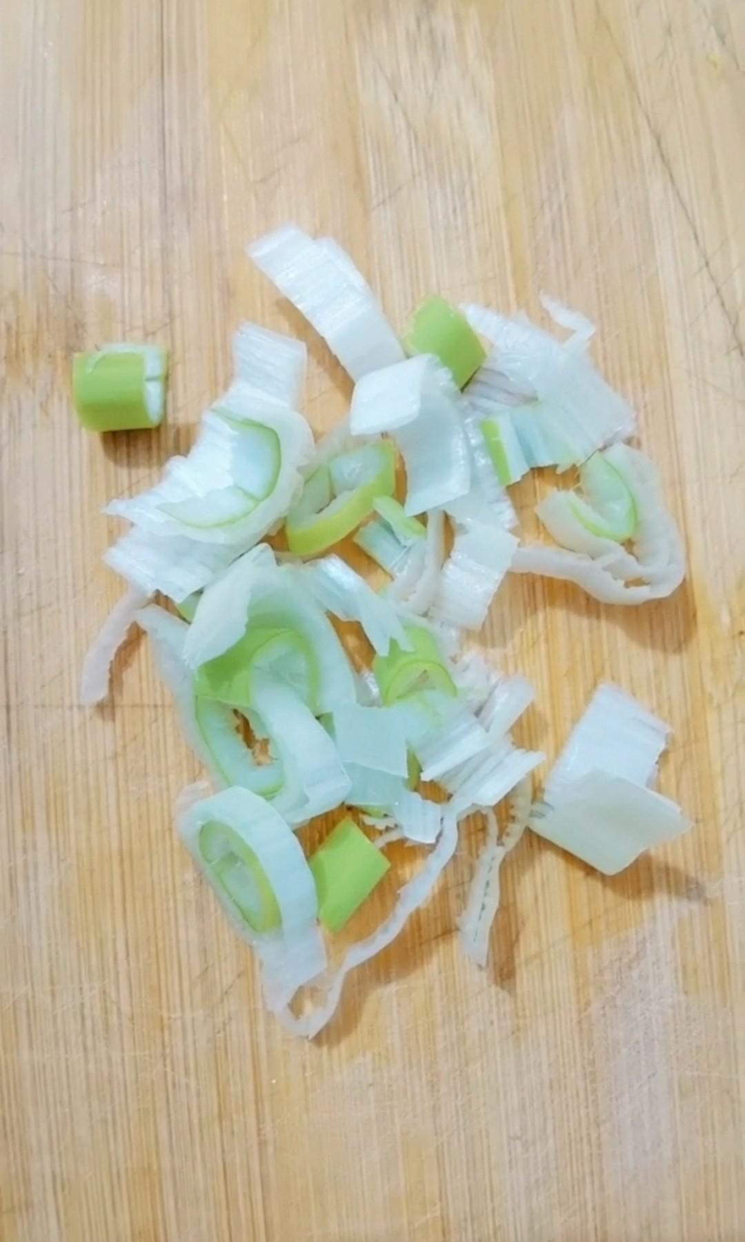 干豆腐炒韭菜的做法-咸鮮味炒菜譜-易網(wǎng)健康養(yǎng)生網(wǎng) 干豆腐炒韭菜的做法-咸鮮味炒菜譜