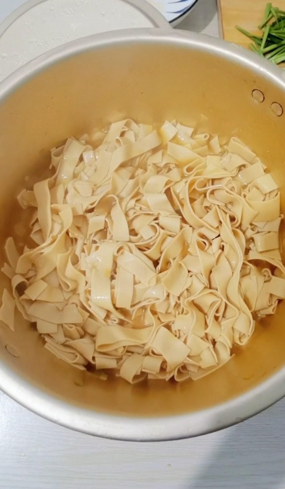 干豆腐炒韭菜的做法-咸鮮味炒菜譜-易網(wǎng)健康養(yǎng)生網(wǎng) 干豆腐炒韭菜的做法-咸鮮味炒菜譜