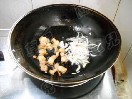 干鍋手撕包菜的做法-家常味干鍋菜譜-易網健康養生網 干鍋手撕包菜的做法-家常味干鍋菜譜