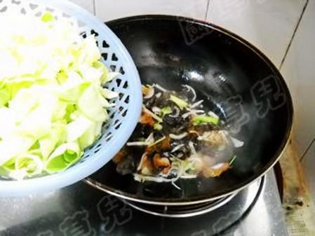 干鍋手撕包菜的做法-家常味干鍋菜譜-易網健康養生網 干鍋手撕包菜的做法-家常味干鍋菜譜