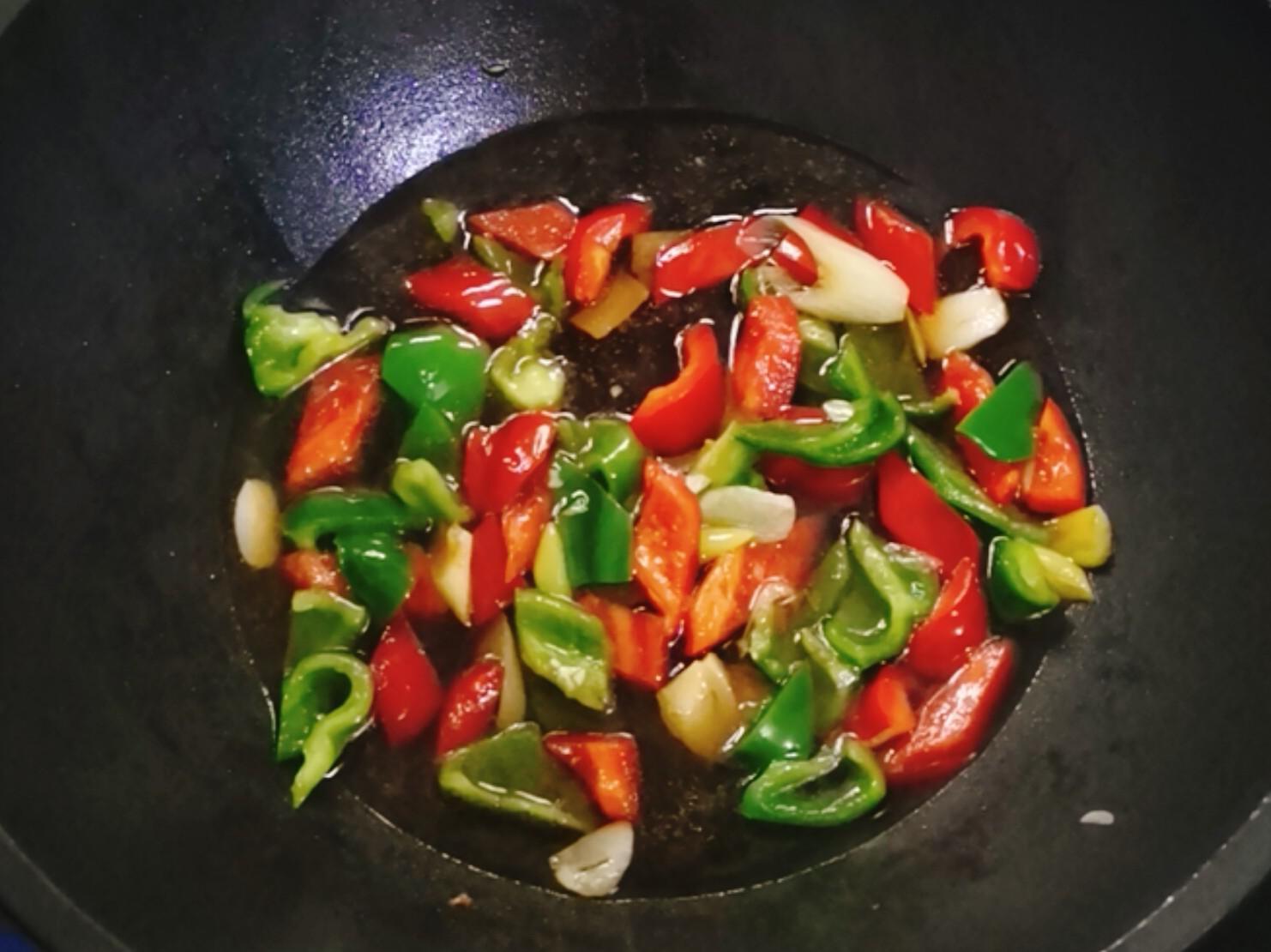 酸甜可口的菠蘿咕咾肉，全家都愛吃的做法-酸甜味炒菜譜