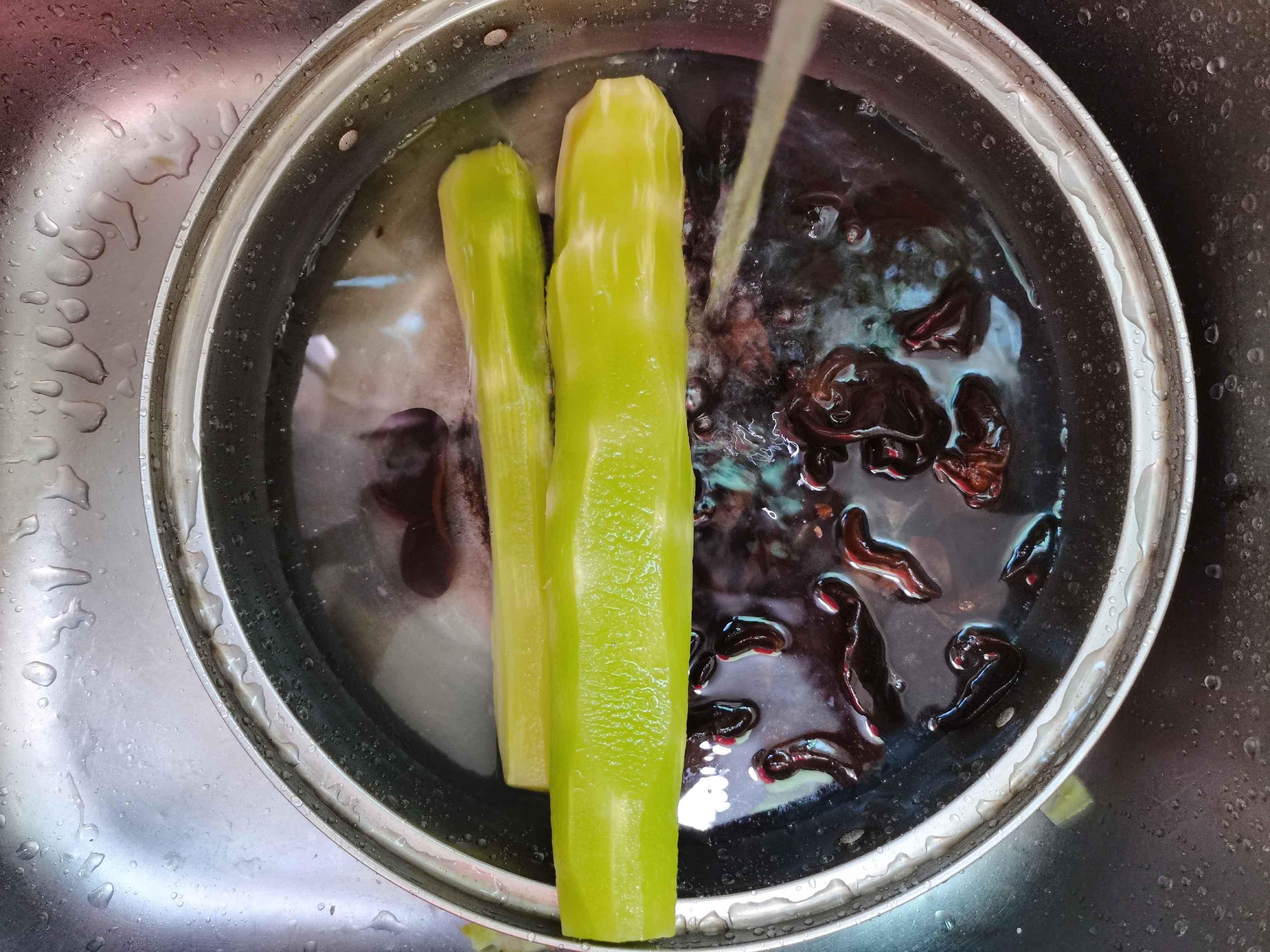 萵筍炒木耳的做法-家常味炒菜譜-易網健康養生網 萵筍炒木耳的做法-家常味炒菜譜