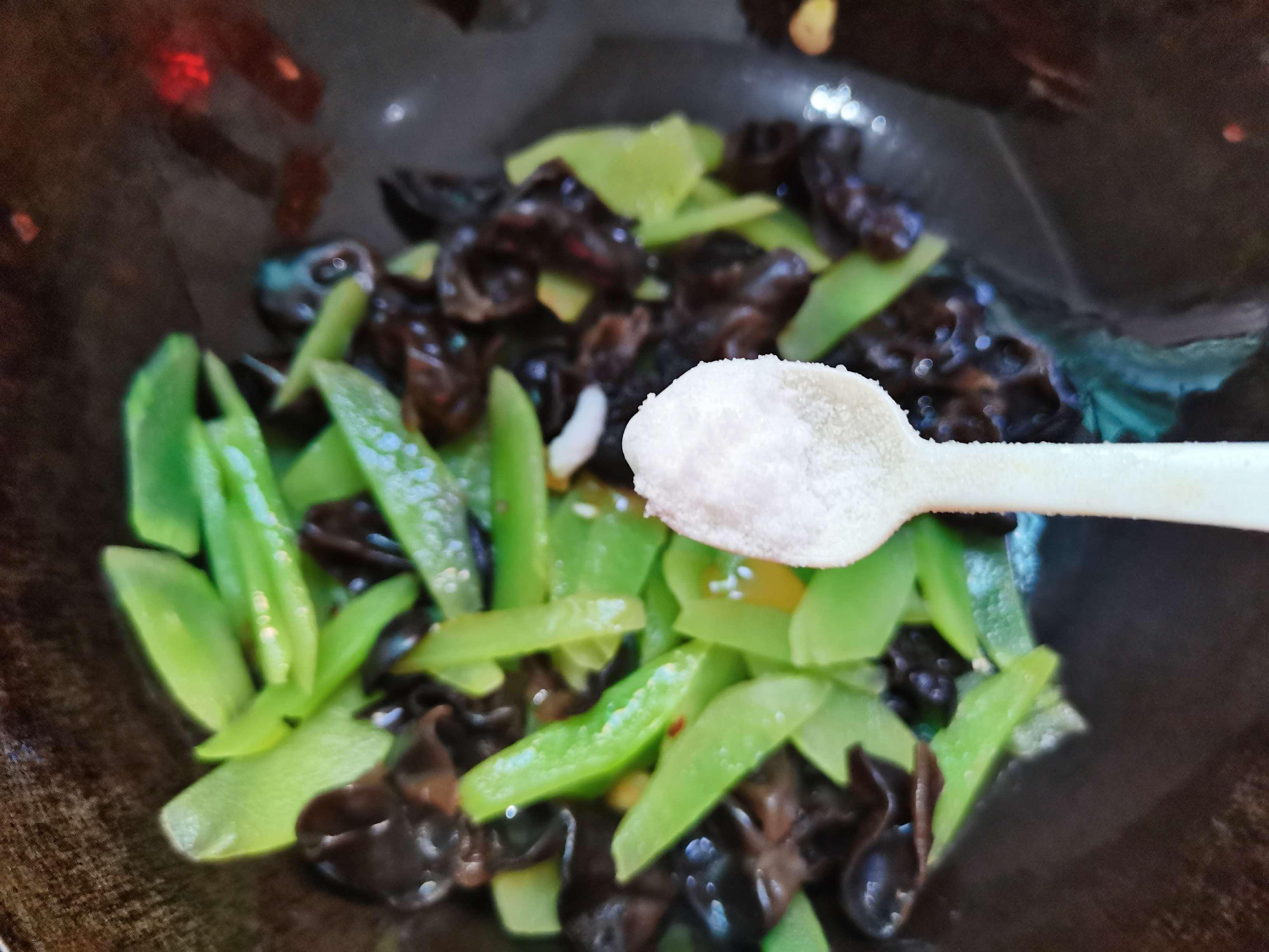 萵筍炒木耳的做法-家常味炒菜譜-易網健康養生網 萵筍炒木耳的做法-家常味炒菜譜