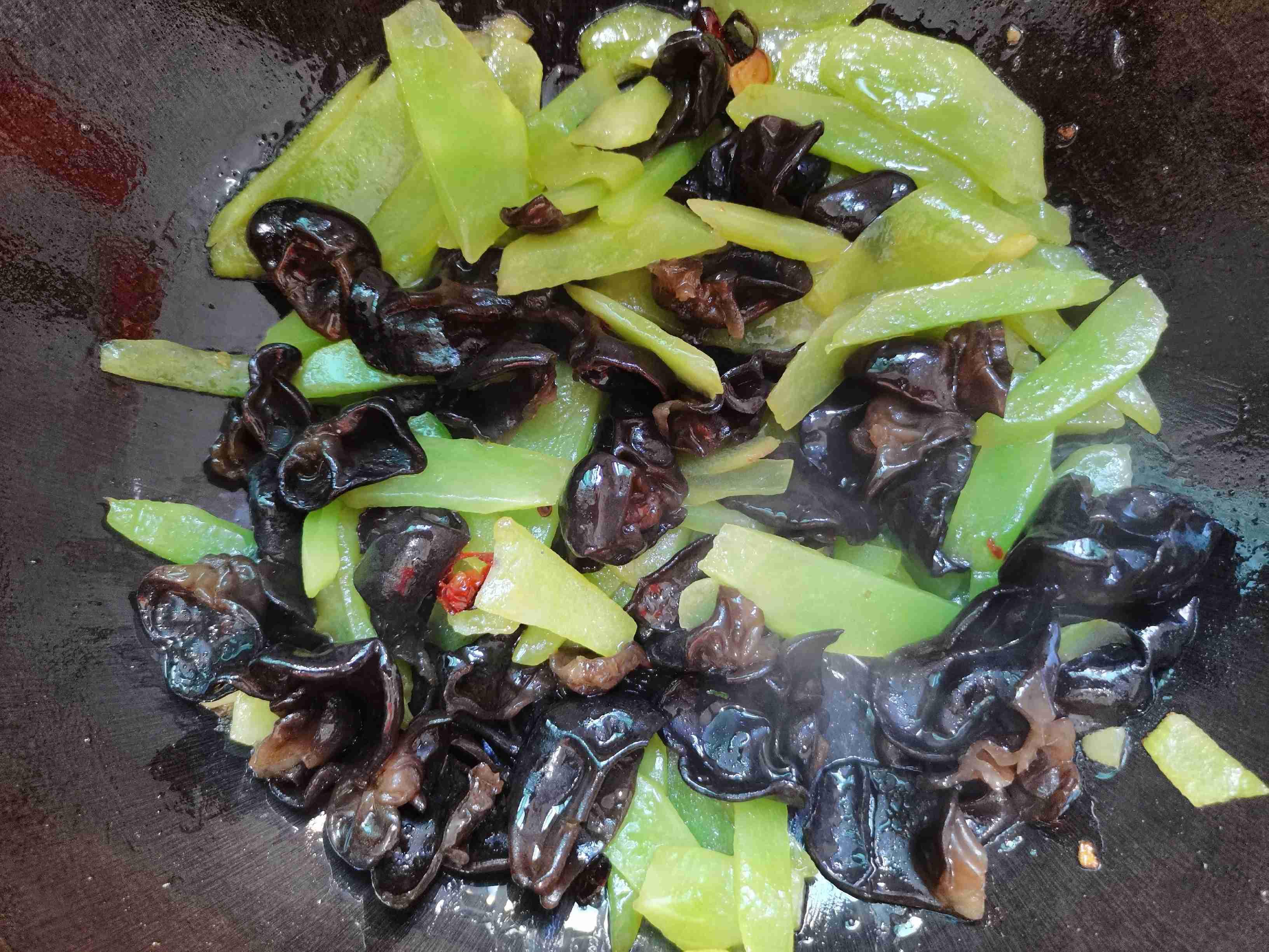 萵筍炒木耳的做法-家常味炒菜譜-易網健康養生網 萵筍炒木耳的做法-家常味炒菜譜