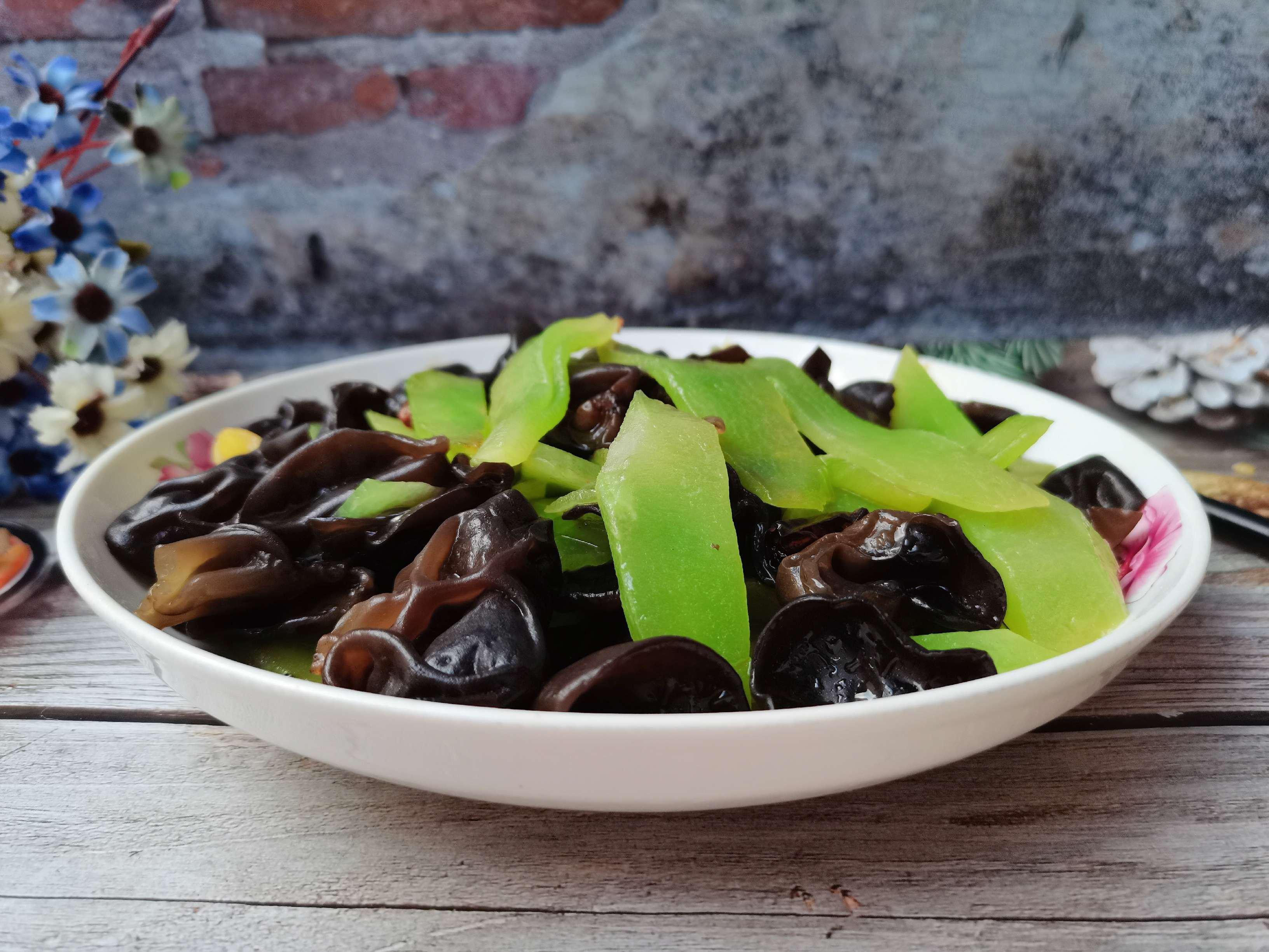 萵筍炒木耳的做法-家常味炒菜譜-易網健康養生網 萵筍炒木耳的做法-家常味炒菜譜