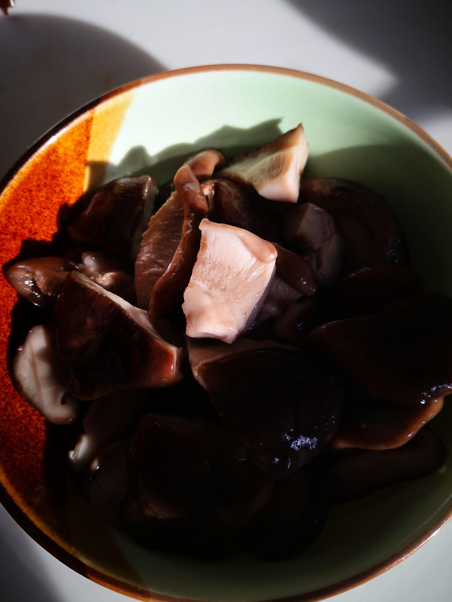 菊花菜炒香菇的做法-家常味炒菜譜