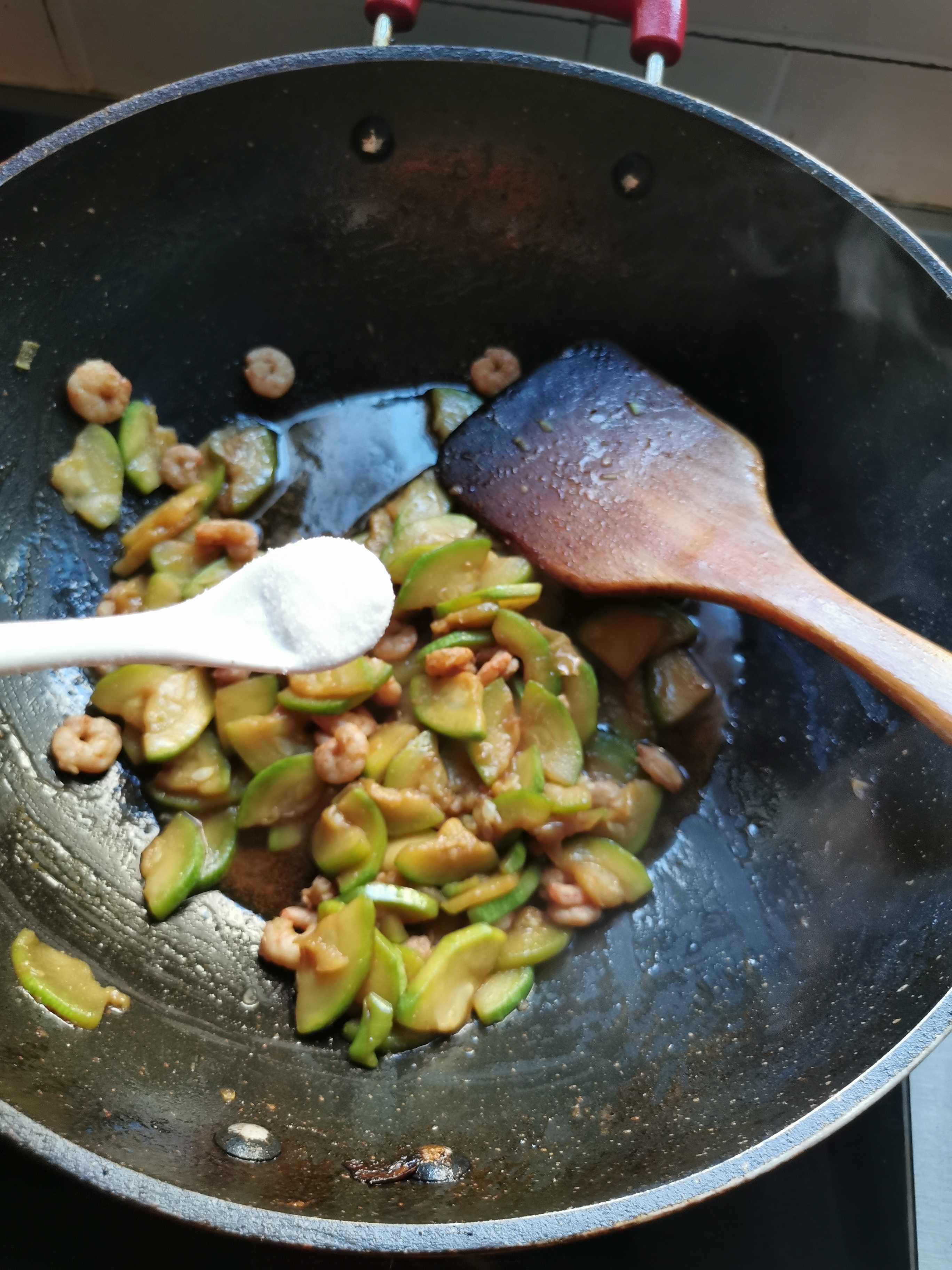 西葫蘆炒蝦仁的做法-咸鮮味炒菜譜