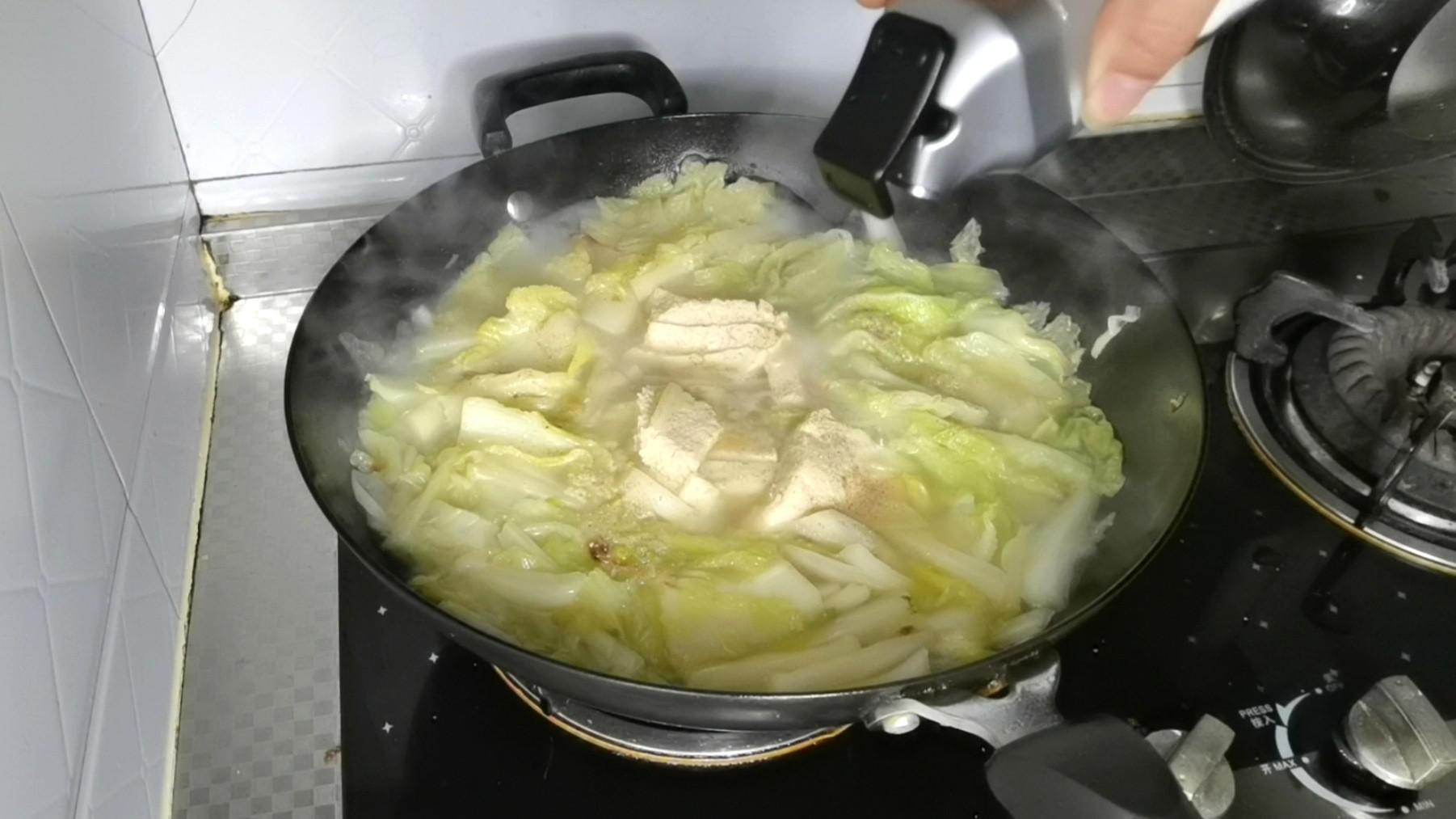 湯汁奶白的白菜燉凍豆腐的做法-家常味燉菜譜