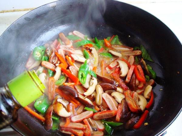 香菇炒蟹排的做法-家常味炒菜譜-易網健康養生網 香菇炒蟹排的做法-家常味炒菜譜