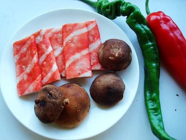 香菇炒蟹排的做法-家常味炒菜譜-易網<a href=http://m.henggaotouzi.com/ target=_blank class=infotextkey>健康養生</a>網 香菇炒蟹排的做法-家常味炒菜譜