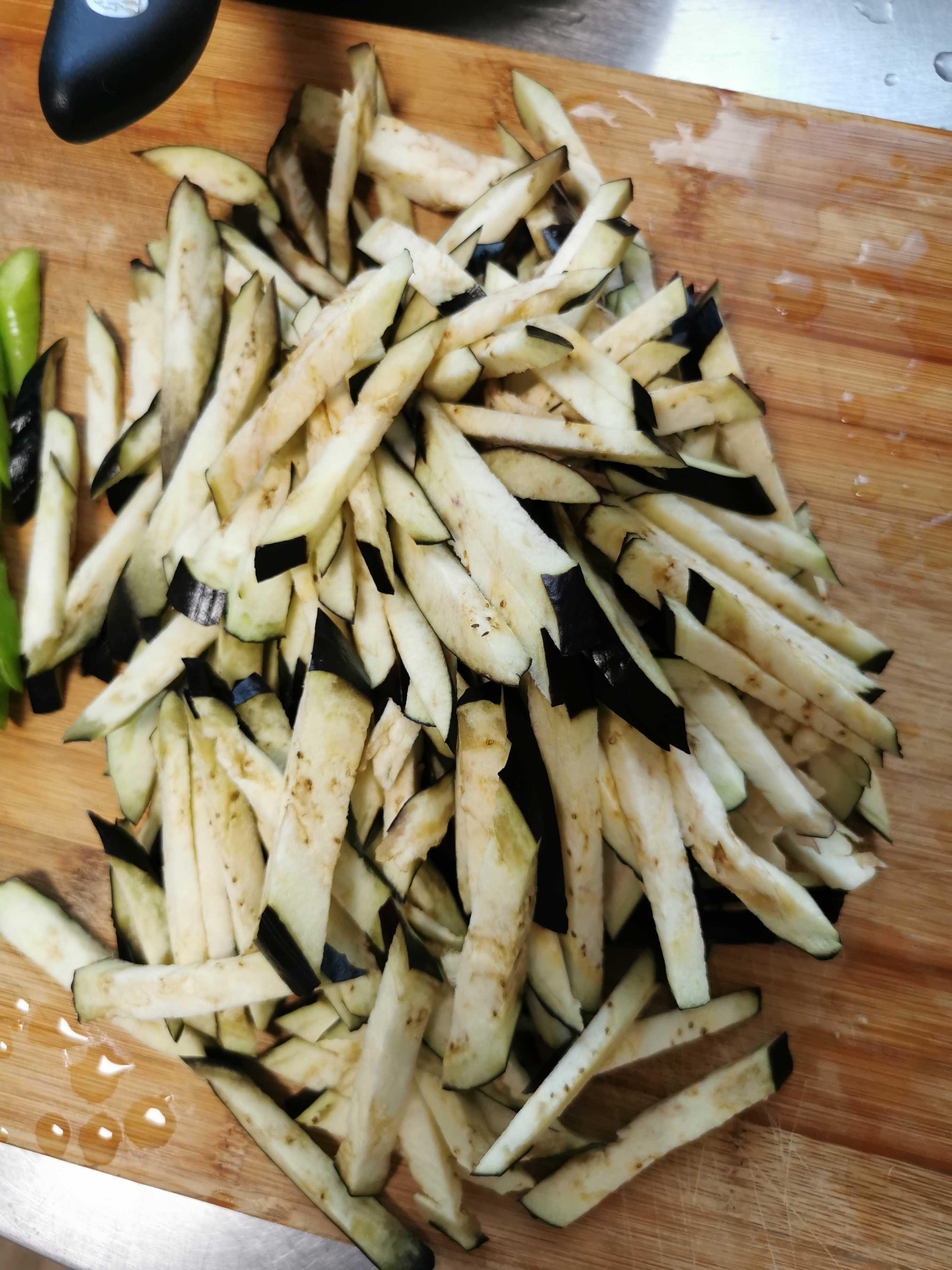 尖椒炒茄子的做法-家常味炒菜譜