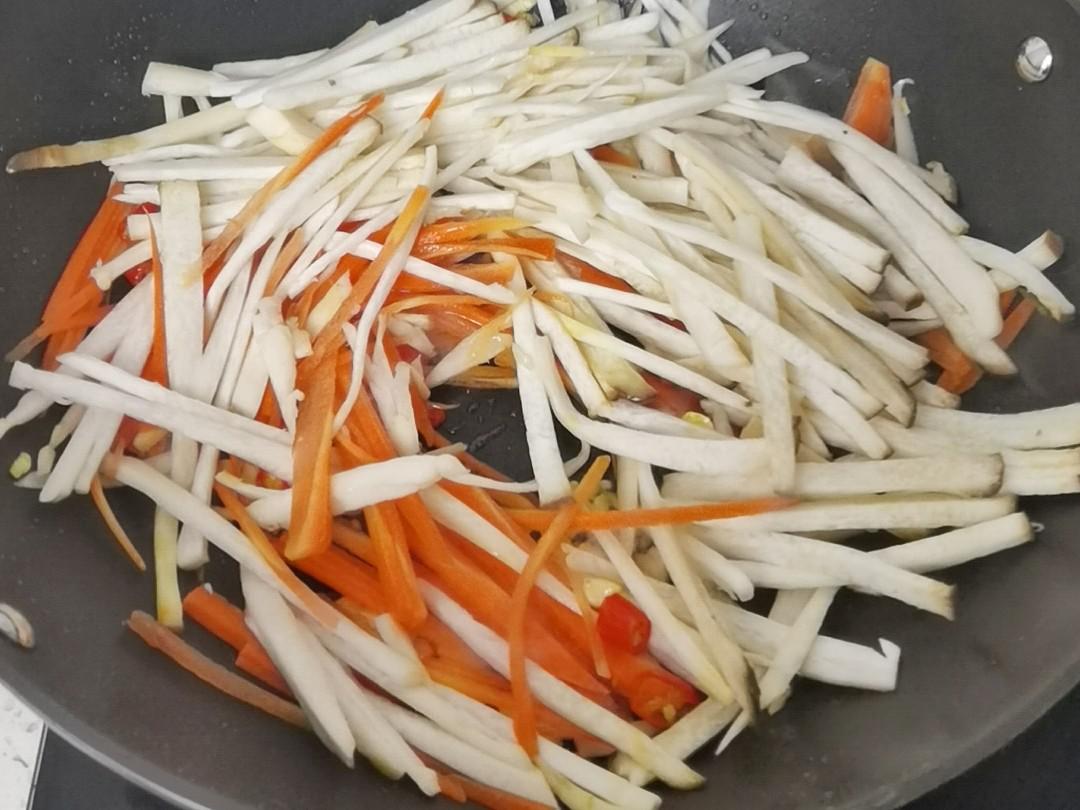 年夜飯素菜也出彩－杏鮑菇炒合菜，闔家歡樂吃著超下飯的做法-香辣味炒菜譜