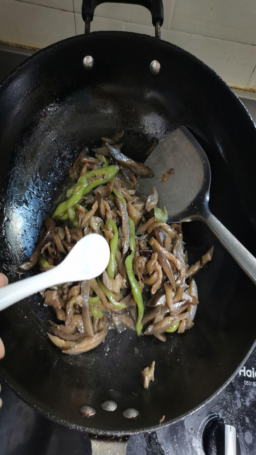 尖椒炒茄子的做法-家常味炒菜譜