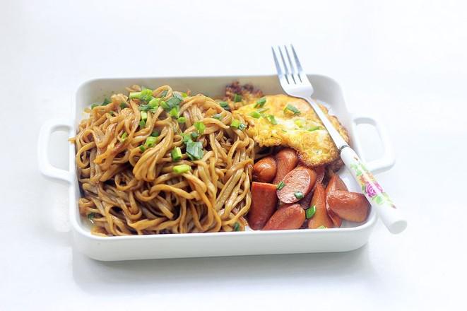 火腿荷包蛋燜面的做法-家常味燜菜譜