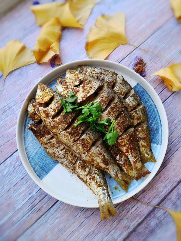 用烤箱烤鯽魚既衛(wèi)生又安全，廚房油煙少的做法-家常味烤菜譜
