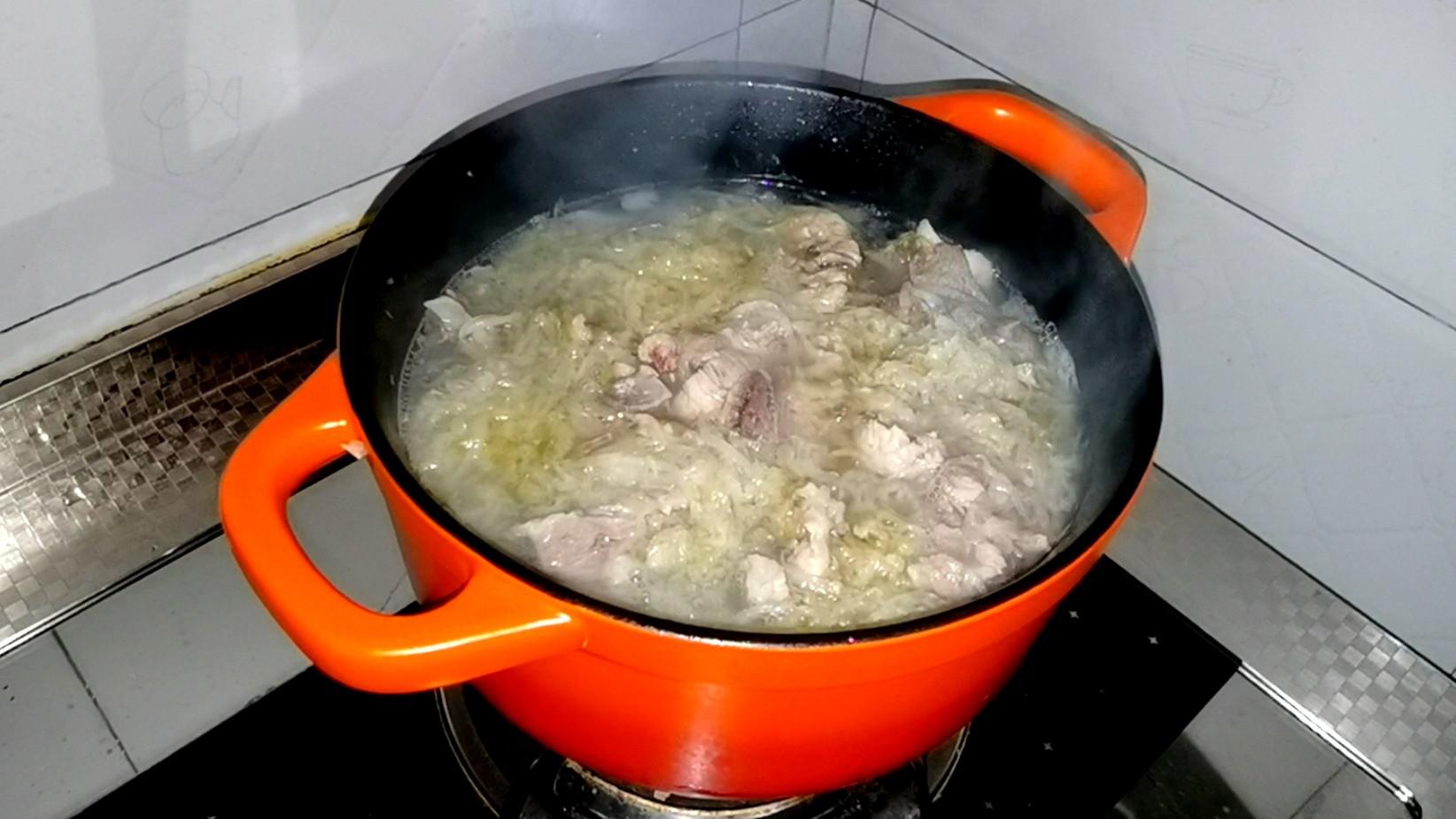 東北特色燉酸菜的做法-家常味燉菜譜