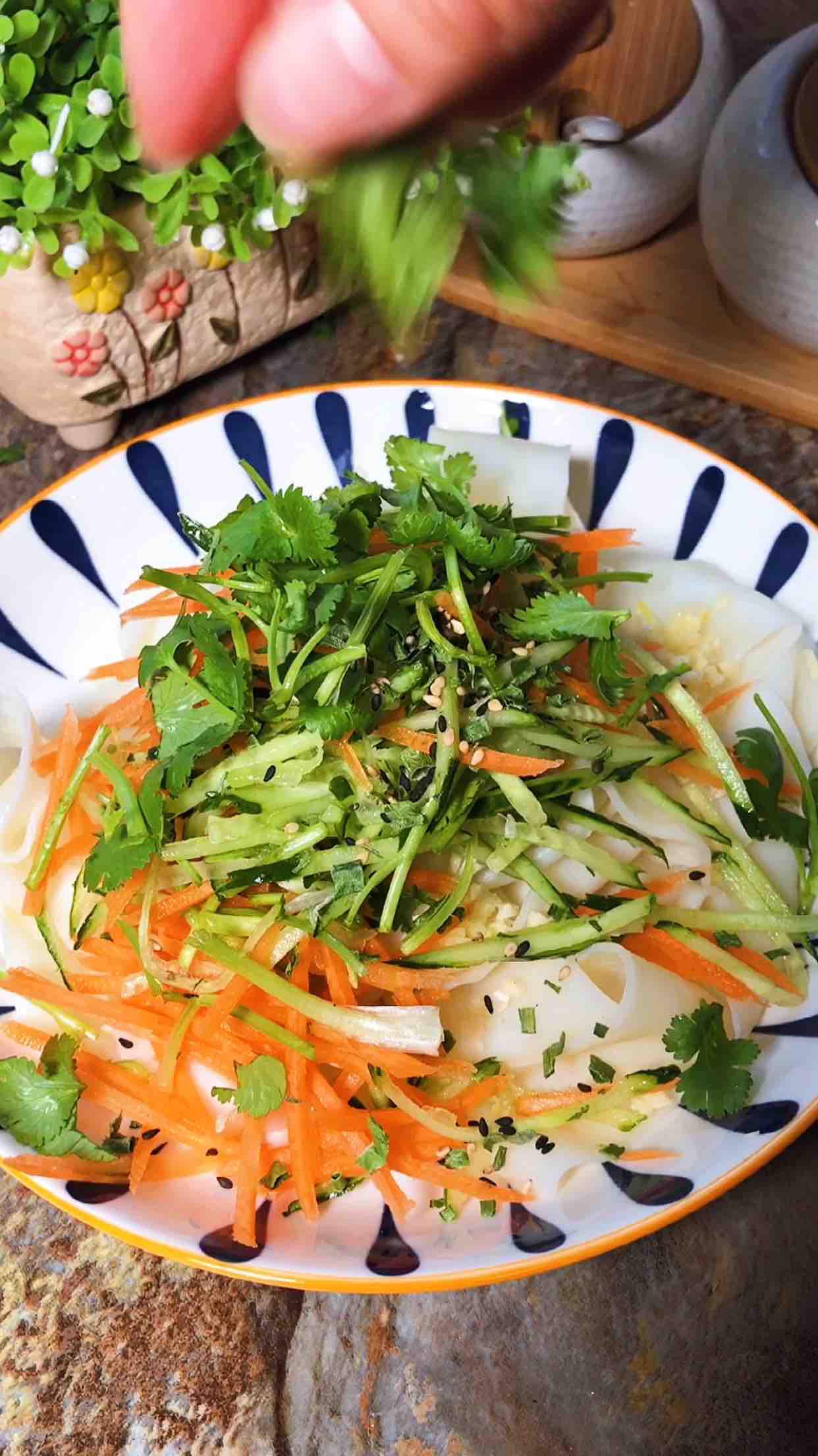 麻醬面皮的做法-酸辣味拌菜譜