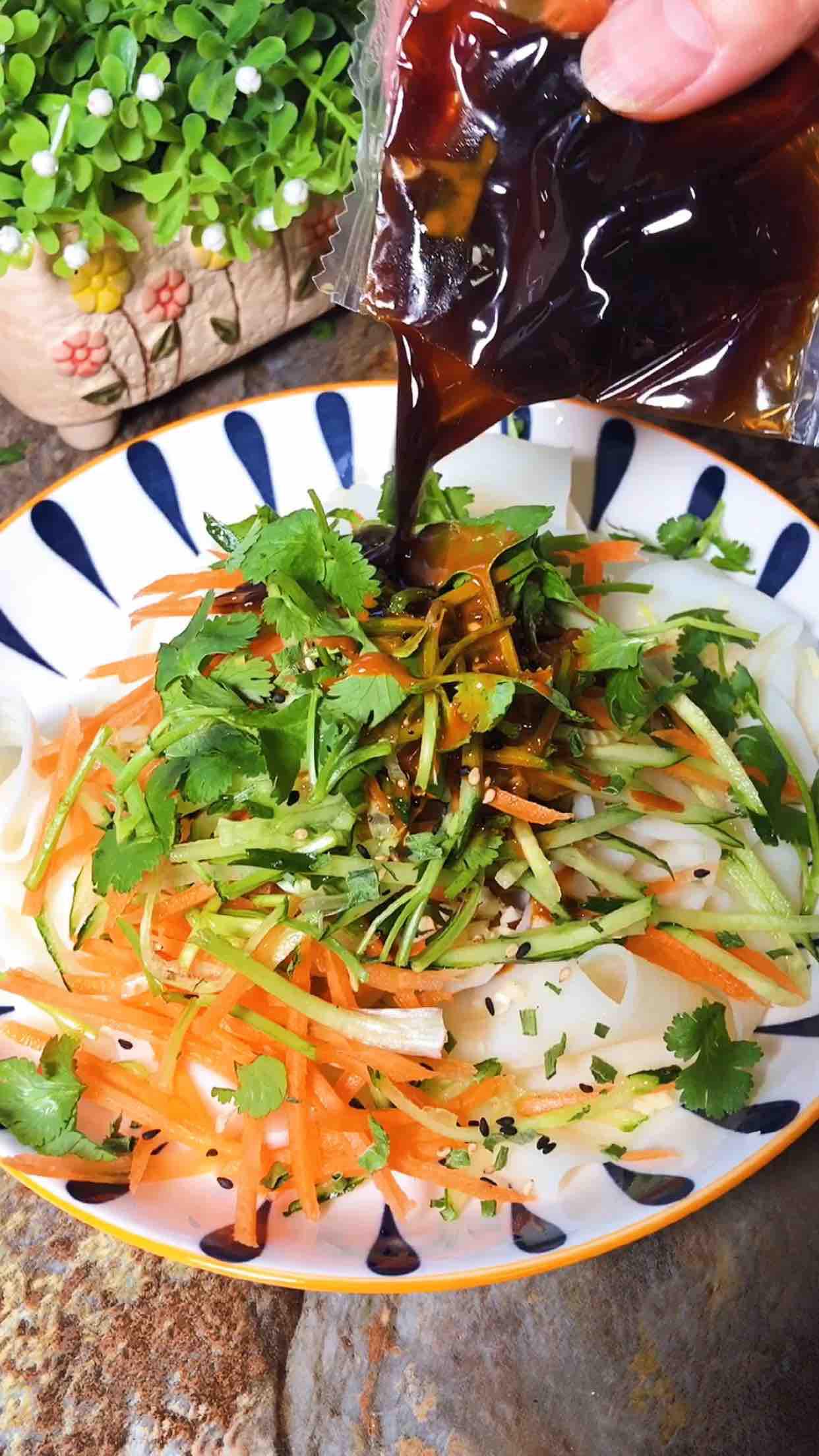 麻醬面皮的做法-酸辣味拌菜譜