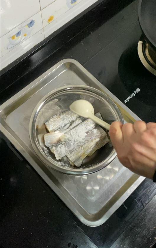 帶魚這樣做，酥脆的連魚骨頭都可以吃的做法-家常味煎菜譜