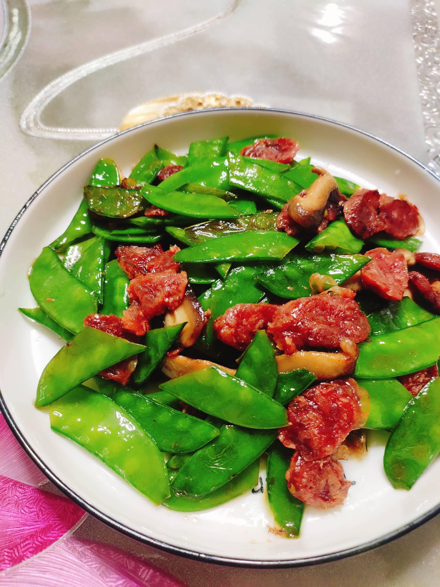 清淡不油膩的臘腸炒荷蘭豆的做法-咸鮮味炒菜譜-易網健康養生網 清淡不油膩的臘腸炒荷蘭豆的做法-咸鮮味炒菜譜