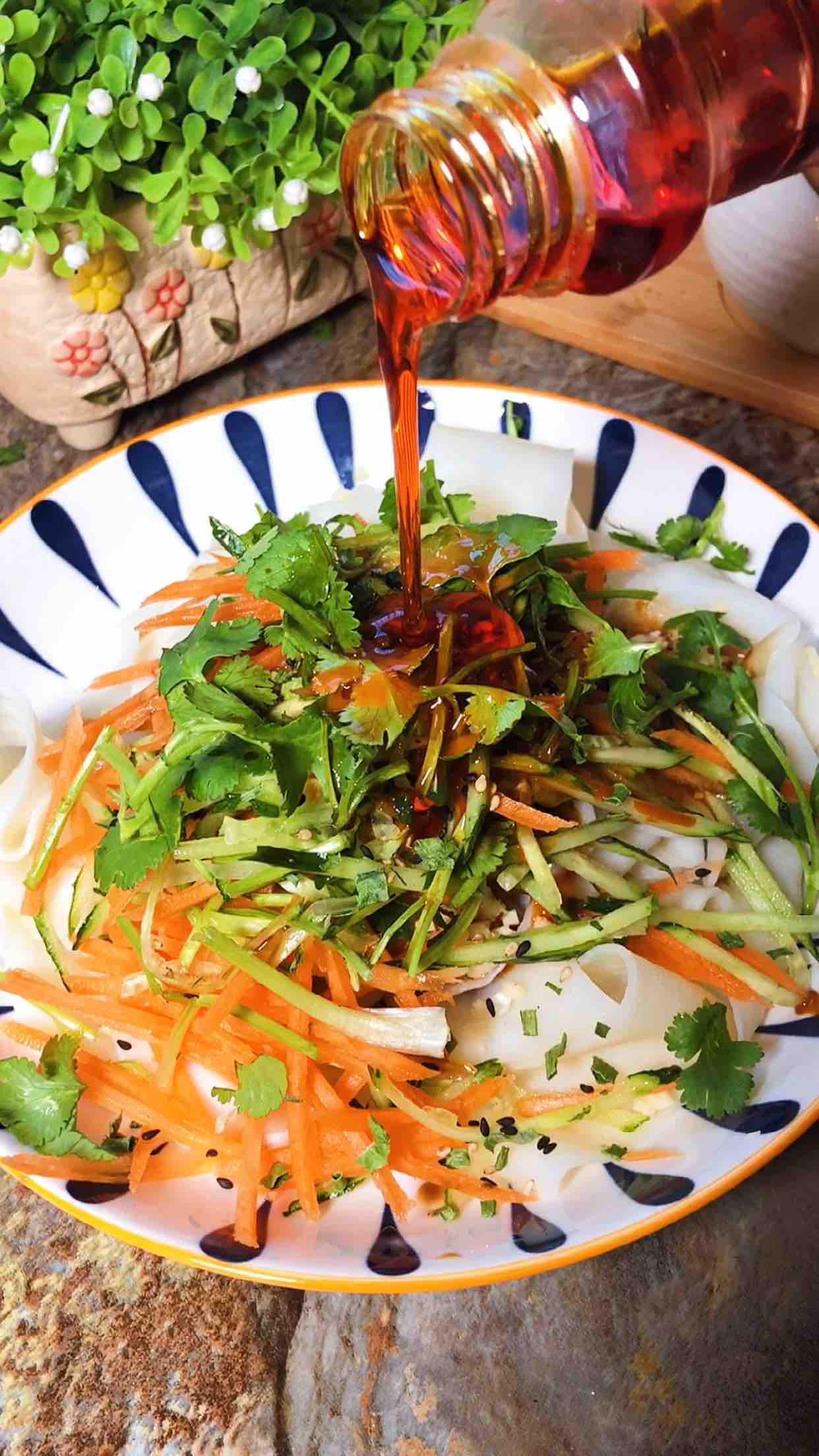 麻醬面皮的做法-酸辣味拌菜譜