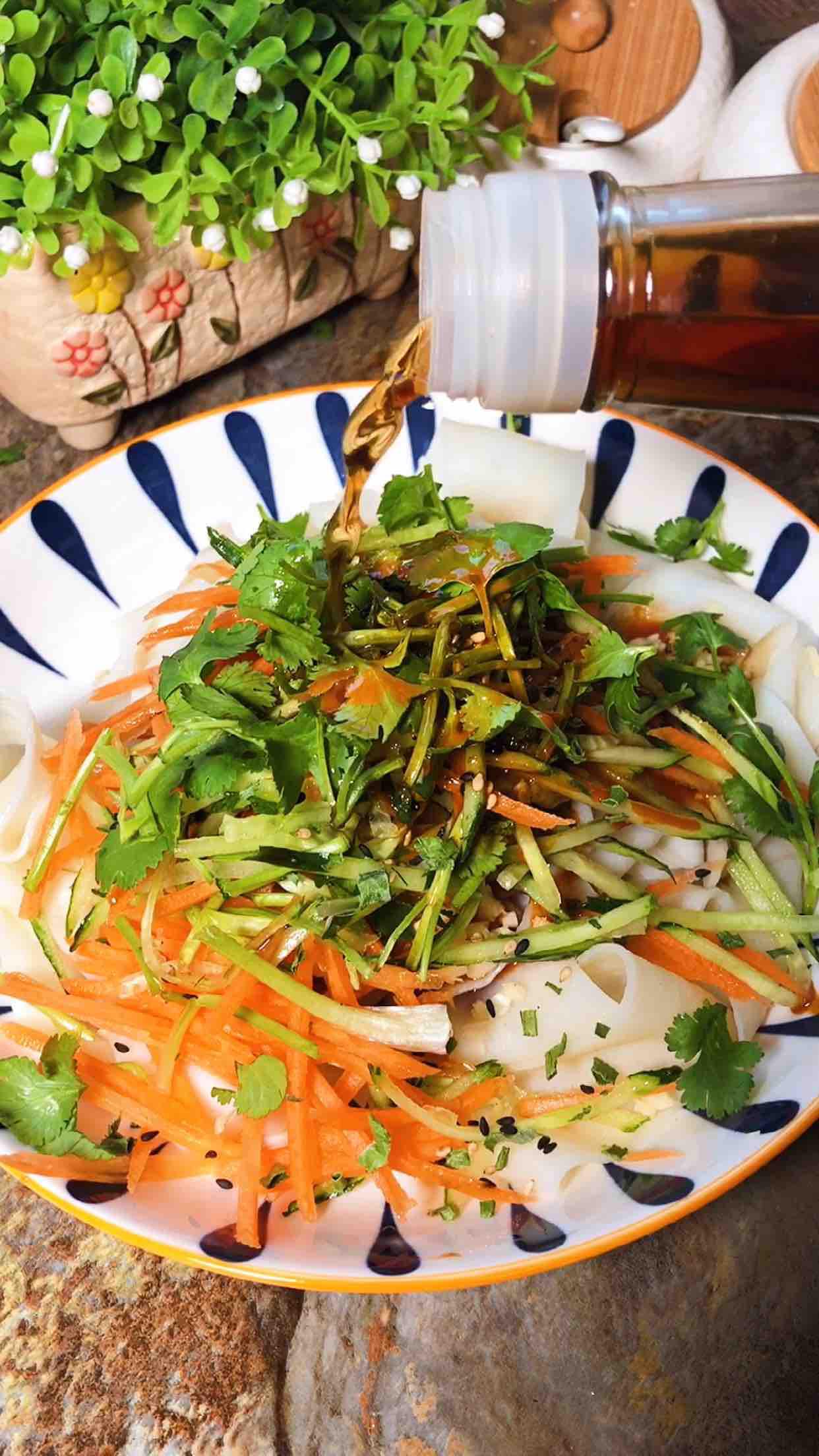 麻醬面皮的做法-酸辣味拌菜譜