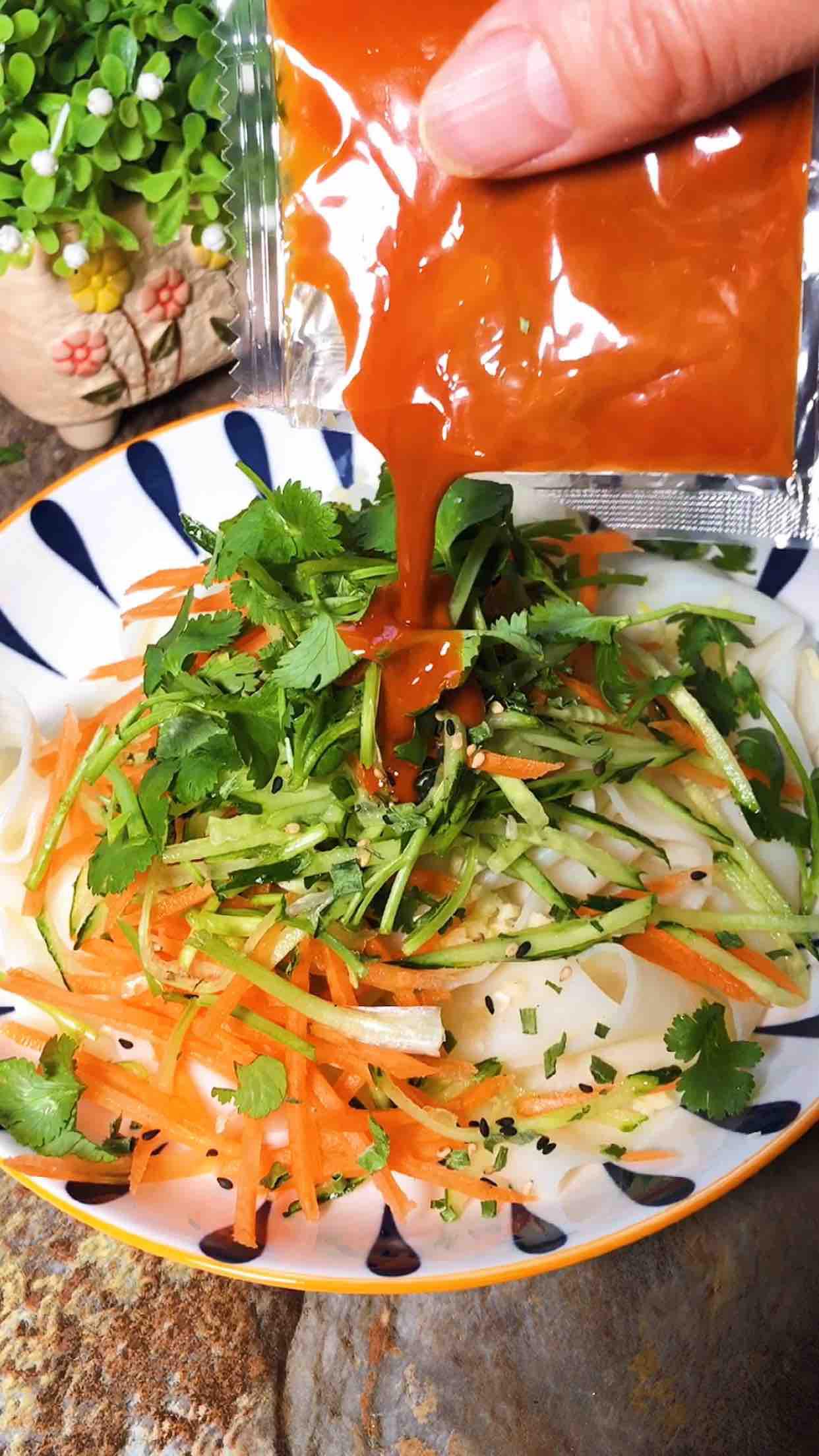 麻醬面皮的做法-酸辣味拌菜譜